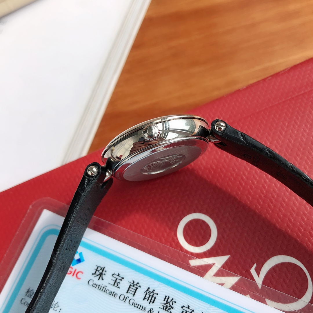 欧米茄碟飞系列同属瑞士石英机芯