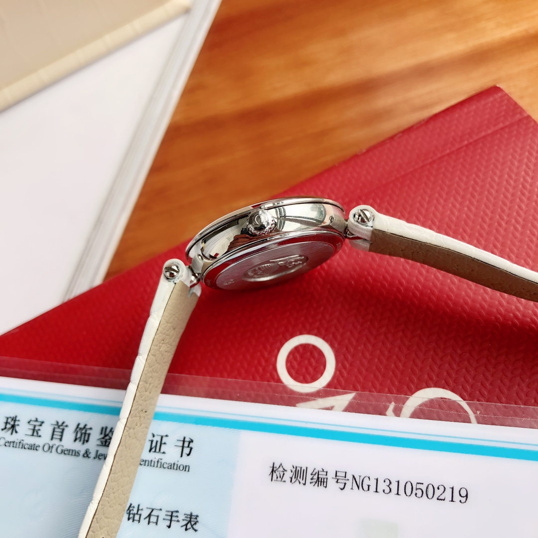 欧米茄碟飞系列同属瑞士石英机芯