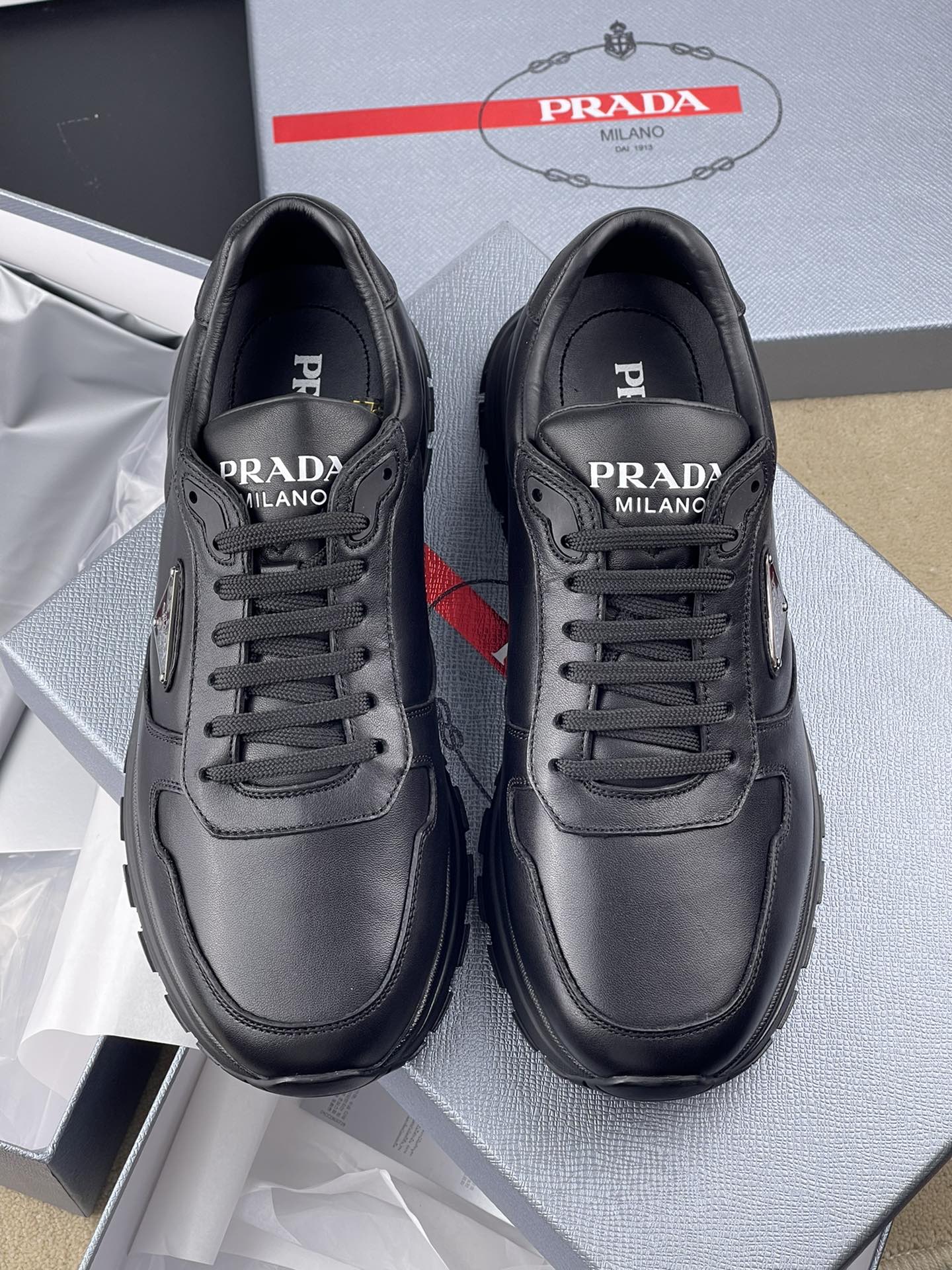 NO:272562,The latest update of Prada PRAX 01 sports shoes combine elegant creative design and typical materials of the Prada series. The shoe body is made of imported Napa cowhide, soft and comfortable. A triangle logo with a novel sporty style embellishes the sides, highlighting the brand's characteristics. The tread pattern rubber sole gives the shape a mix and match. Details Product number: 2EE369_3LF5_F0632_F_G shoelaces Enamel triangle logo on the upper tongue Prada Milano screen printed logo on the screen Lightweight rubber sole with serrated edge strips 4.5 cm thick sole removable leather-covered insole Normal size 39 40 41 42 43 44 size,,prada,sneakers,cowhide19860909Prada最新款更新 PRAX 01 运动鞋融优雅的创意设计以及Prada系列典型的材质于一身.鞋身采用进口纳帕牛皮面 柔软舒适 蕴含新颖运动格调的三角形徽标点缀侧面,彰显品牌特色.胎面花纹橡胶厚底赋予廓形混搭魅力. 细节 商品货号: 2EE369_3LF5_F0632_F_G 鞋带 鞋面珐琅三角形徽标 鞋舌Prada Milano丝网印刷徽标 轻质橡胶鞋底,配锯齿状沿条 鞋底厚4.5厘米 可拆卸皮革包覆内底 正常码39 40 41 42 43 44码,,prada,sneakers,cowhide,Men's shoes