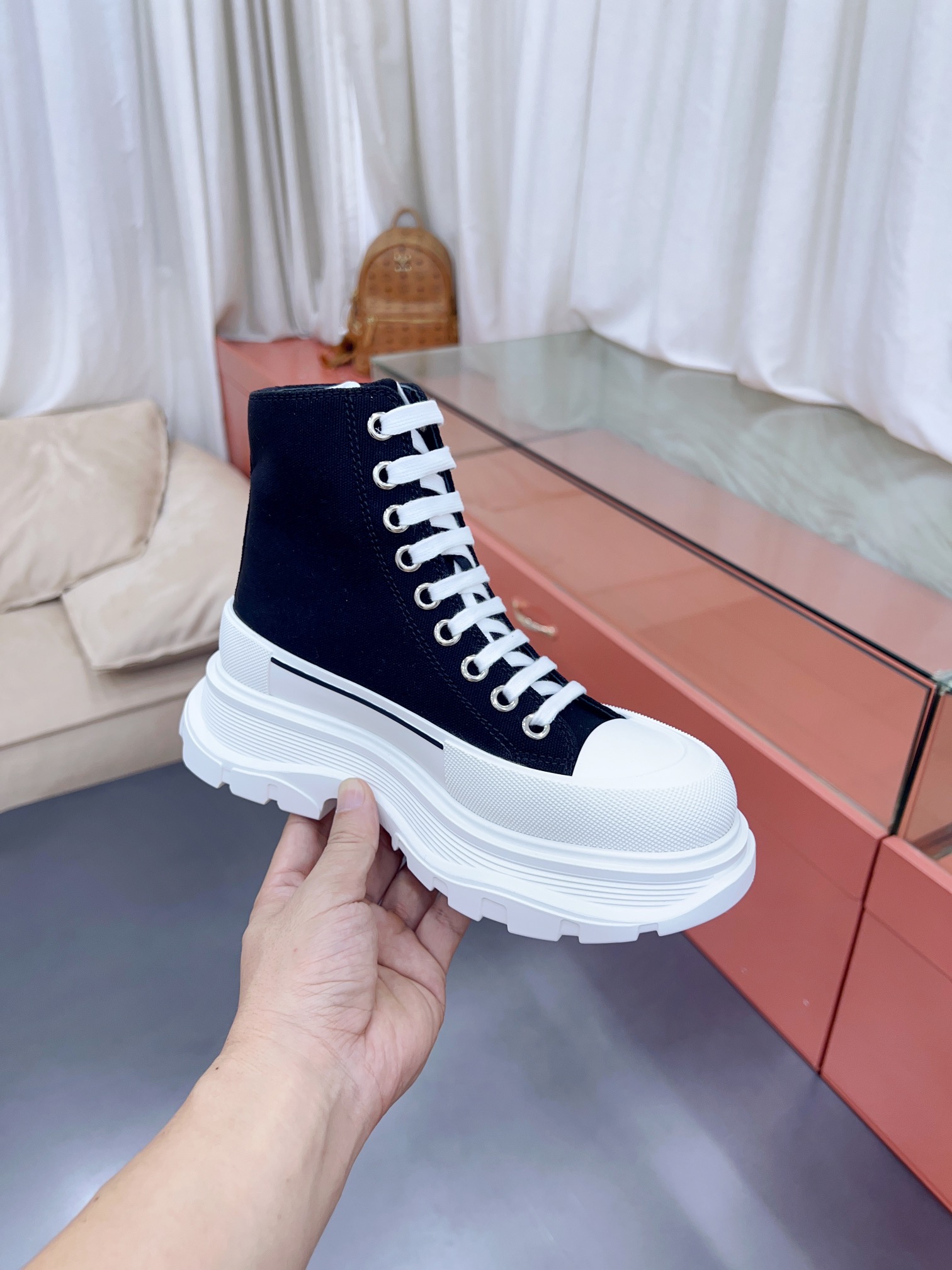 𝙈𝙘 𝙌𝙪𝙚𝙚✅𝟐𝟎𝟐𝟐𝙨𝙨  𝐧𝐞𝐰已认证💯
顶级品质，免检产品


✅时尚代表的小姐姐，肯定要走在时尚的风口！鞋子独特的个性增加十足的魅力，上脚超有风范

✅鞋面：科技透染不褪色帆布鞋面
内里垫脚采用丝绸牛皮‼柔韧性十足！圆头的设计让脚趾得到完全的释放🥰摆脱鞋子原本的压迫感！
大底采用原版开模大底。几层大底组合工艺复杂。超级舒适！超下血本的❤
底厚5CM  专柜原包装套外箱

𝙎𝙞𝙯𝙚: 35-40女   39-45男
𝙋𝙧𝙞𝙘𝙚：统一280涂鸦+10