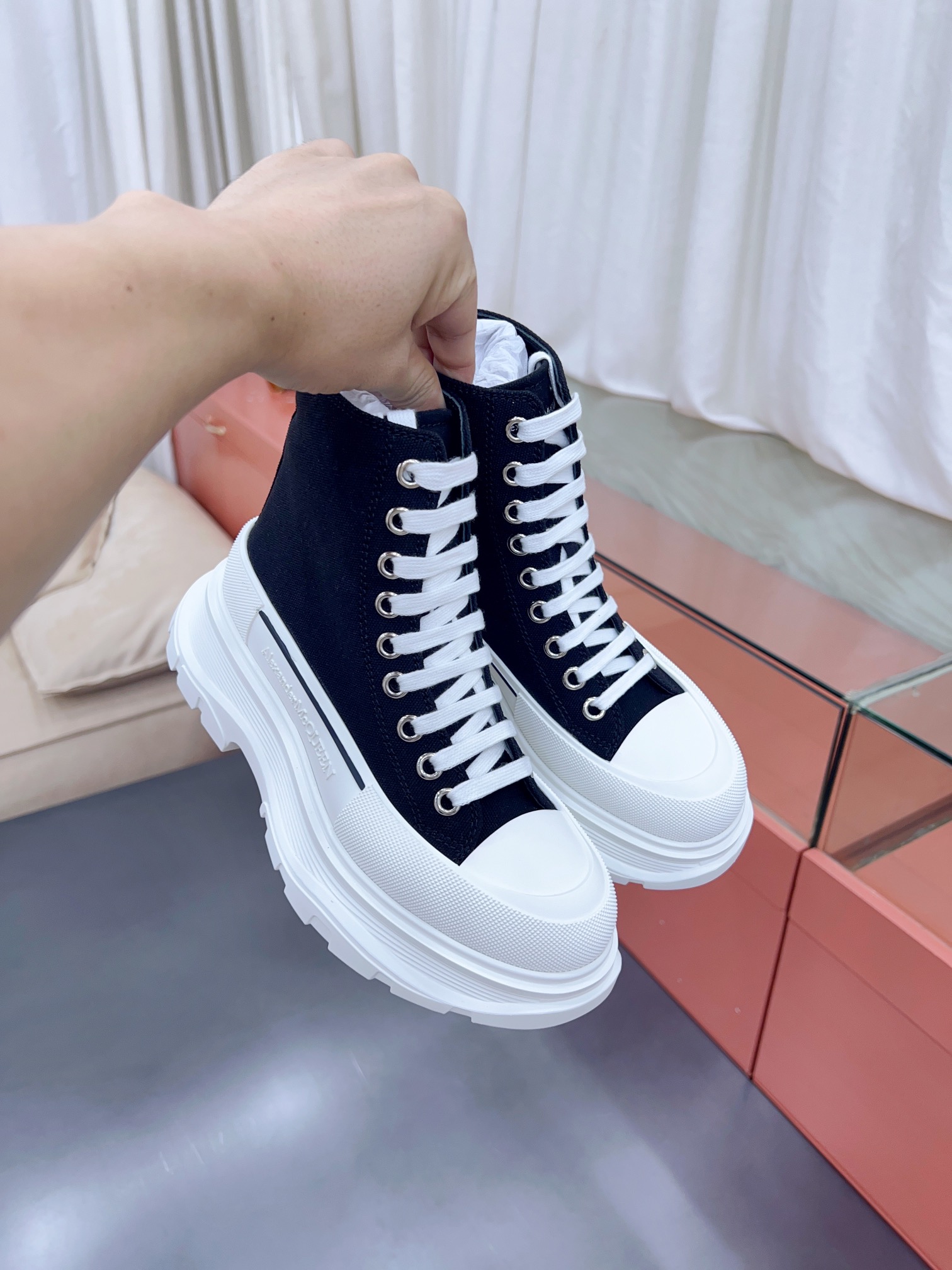 𝙈𝙘 𝙌𝙪𝙚𝙚✅𝟐𝟎𝟐𝟐𝙨𝙨  𝐧𝐞𝐰已认证💯
顶级品质，免检产品


✅时尚代表的小姐姐，肯定要走在时尚的风口！鞋子独特的个性增加十足的魅力，上脚超有风范

✅鞋面：科技透染不褪色帆布鞋面
内里垫脚采用丝绸牛皮‼柔韧性十足！圆头的设计让脚趾得到完全的释放🥰摆脱鞋子原本的压迫感！
大底采用原版开模大底。几层大底组合工艺复杂。超级舒适！超下血本的❤
底厚5CM  专柜原包装套外箱

𝙎𝙞𝙯𝙚: 35-40女   39-45男
𝙋𝙧𝙞𝙘𝙚：统一280涂鸦+10