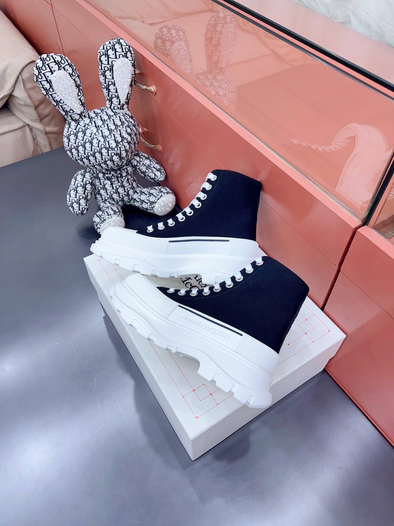 𝙈𝙘 𝙌𝙪𝙚𝙚✅𝟐𝟎𝟐𝟐𝙨𝙨  𝐧𝐞𝐰已认证💯
顶级品质，免检产品


✅时尚代表的小姐姐，肯定要走在时尚的风口！鞋子独特的个性增加十足的魅力，上脚超有风范

✅鞋面：科技透染不褪色帆布鞋面
内里垫脚采用丝绸牛皮‼柔韧性十足！圆头的设计让脚趾得到完全的释放🥰摆脱鞋子原本的压迫感！
大底采用原版开模大底。几层大底组合工艺复杂。超级舒适！超下血本的❤
底厚5CM  专柜原包装套外箱

𝙎𝙞𝙯𝙚: 35-40女   39-45男
𝙋𝙧𝙞𝙘𝙚：统一280涂鸦+10
