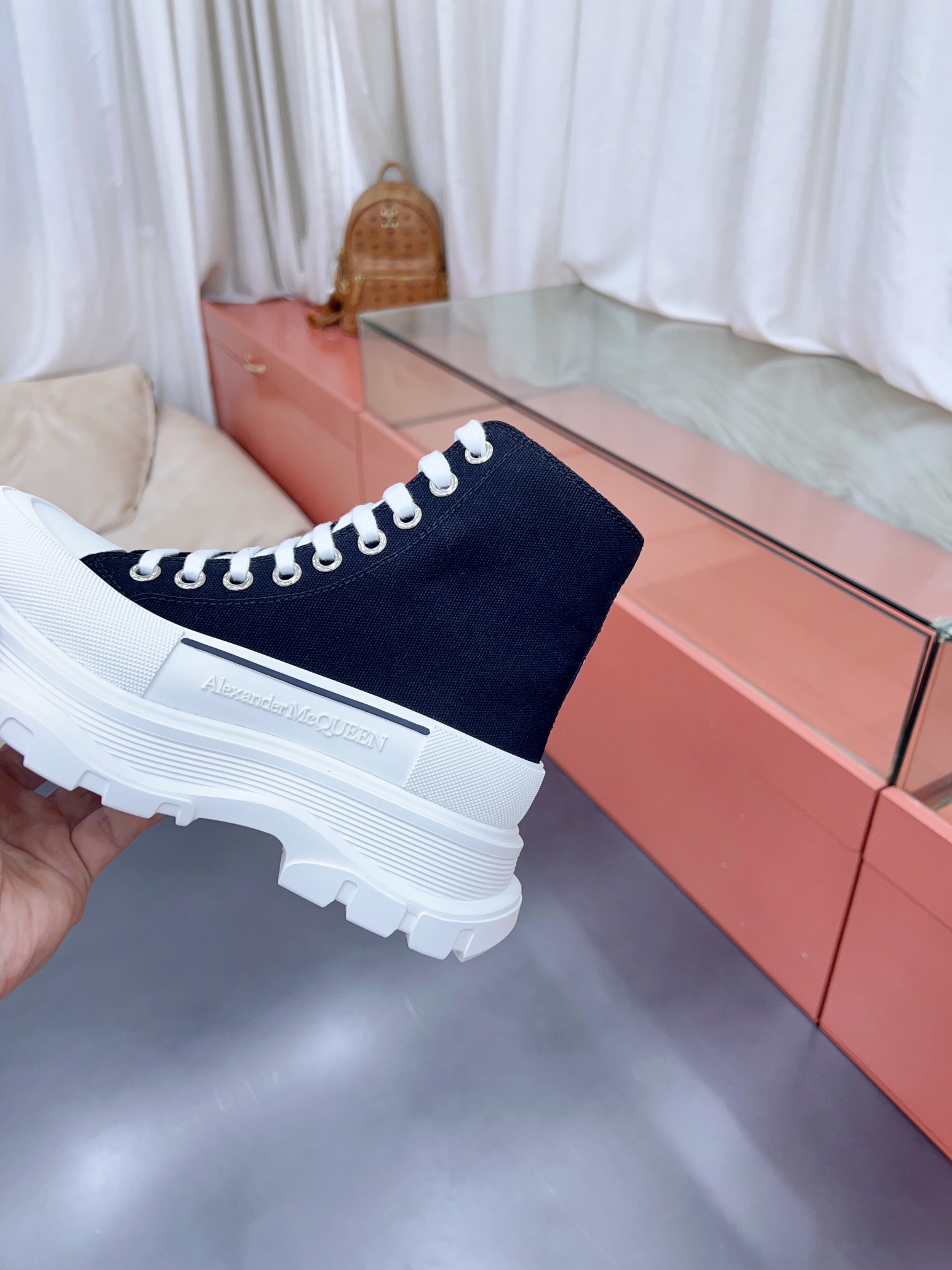 𝙈𝙘 𝙌𝙪𝙚𝙚✅𝟐𝟎𝟐𝟐𝙨𝙨  𝐧𝐞𝐰已认证💯
顶级品质，免检产品


✅时尚代表的小姐姐，肯定要走在时尚的风口！鞋子独特的个性增加十足的魅力，上脚超有风范

✅鞋面：科技透染不褪色帆布鞋面
内里垫脚采用丝绸牛皮‼柔韧性十足！圆头的设计让脚趾得到完全的释放🥰摆脱鞋子原本的压迫感！
大底采用原版开模大底。几层大底组合工艺复杂。超级舒适！超下血本的❤
底厚5CM  专柜原包装套外箱

𝙎𝙞𝙯𝙚: 35-40女   39-45男
𝙋𝙧𝙞𝙘𝙚：统一280涂鸦+10