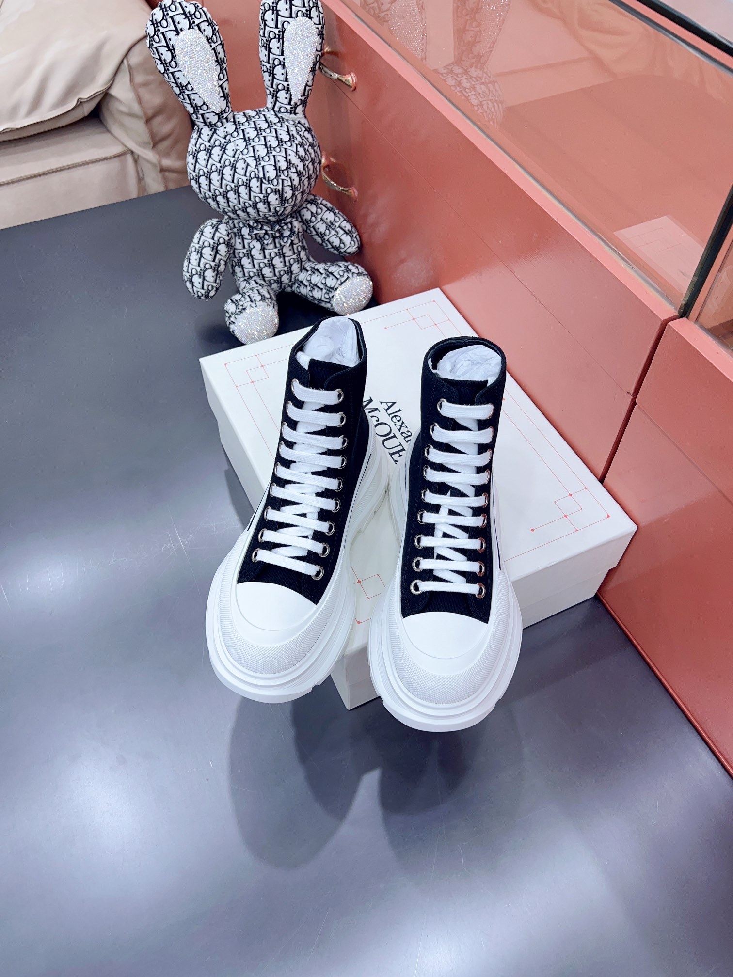 𝙈𝙘 𝙌𝙪𝙚𝙚✅𝟐𝟎𝟐𝟐𝙨𝙨  𝐧𝐞𝐰已认证💯
顶级品质，免检产品


✅时尚代表的小姐姐，肯定要走在时尚的风口！鞋子独特的个性增加十足的魅力，上脚超有风范

✅鞋面：科技透染不褪色帆布鞋面
内里垫脚采用丝绸牛皮‼柔韧性十足！圆头的设计让脚趾得到完全的释放🥰摆脱鞋子原本的压迫感！
大底采用原版开模大底。几层大底组合工艺复杂。超级舒适！超下血本的❤
底厚5CM  专柜原包装套外箱

𝙎𝙞𝙯𝙚: 35-40女   39-45男
𝙋𝙧𝙞𝙘𝙚：统一280涂鸦+10