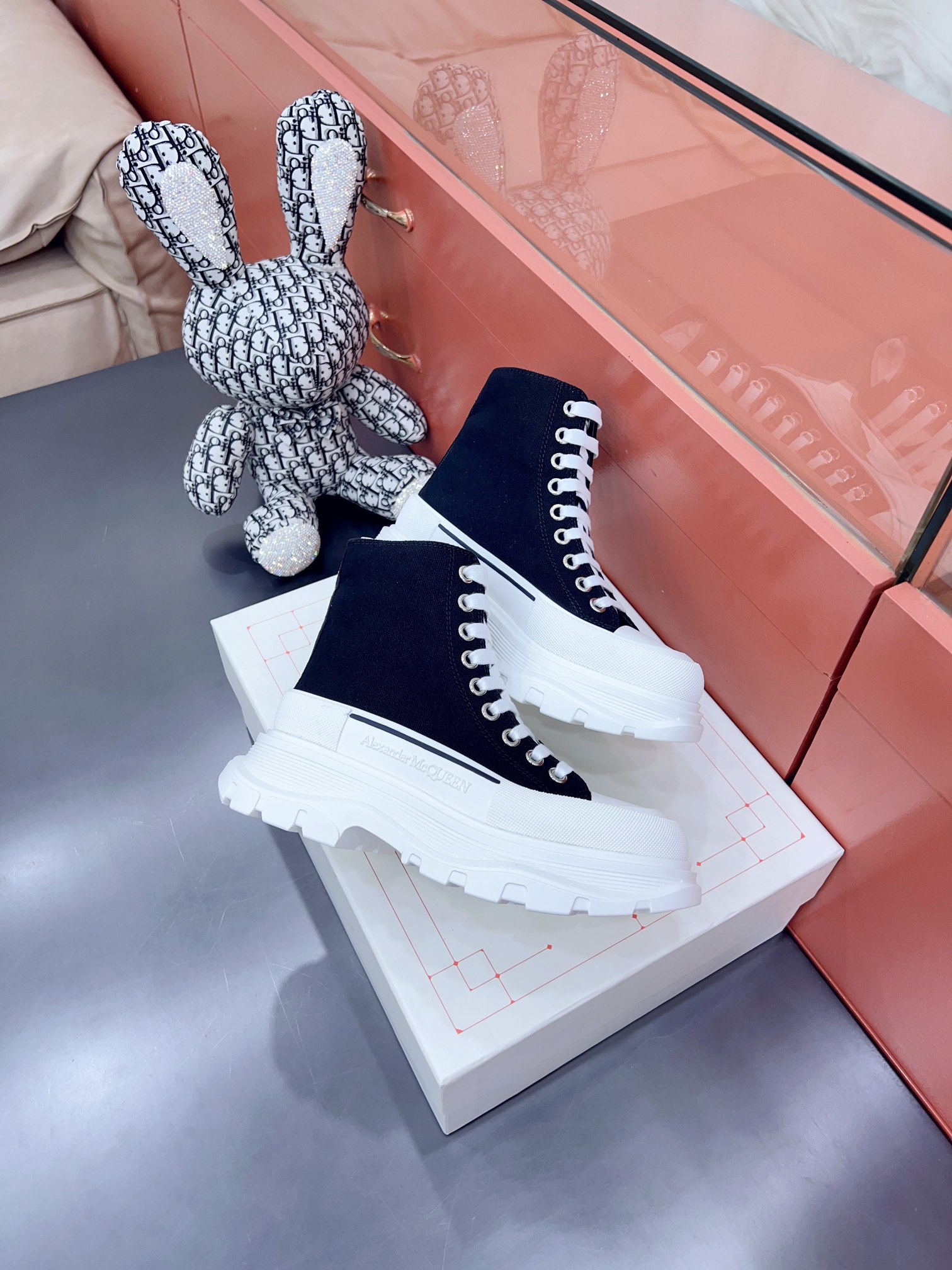 𝙈𝙘 𝙌𝙪𝙚𝙚✅𝟐𝟎𝟐𝟐𝙨𝙨  𝐧𝐞𝐰已认证💯
顶级品质，免检产品


✅时尚代表的小姐姐，肯定要走在时尚的风口！鞋子独特的个性增加十足的魅力，上脚超有风范

✅鞋面：科技透染不褪色帆布鞋面
内里垫脚采用丝绸牛皮‼柔韧性十足！圆头的设计让脚趾得到完全的释放🥰摆脱鞋子原本的压迫感！
大底采用原版开模大底。几层大底组合工艺复杂。超级舒适！超下血本的❤
底厚5CM  专柜原包装套外箱

𝙎𝙞𝙯𝙚: 35-40女   39-45男
𝙋𝙧𝙞𝙘𝙚：统一280涂鸦+10