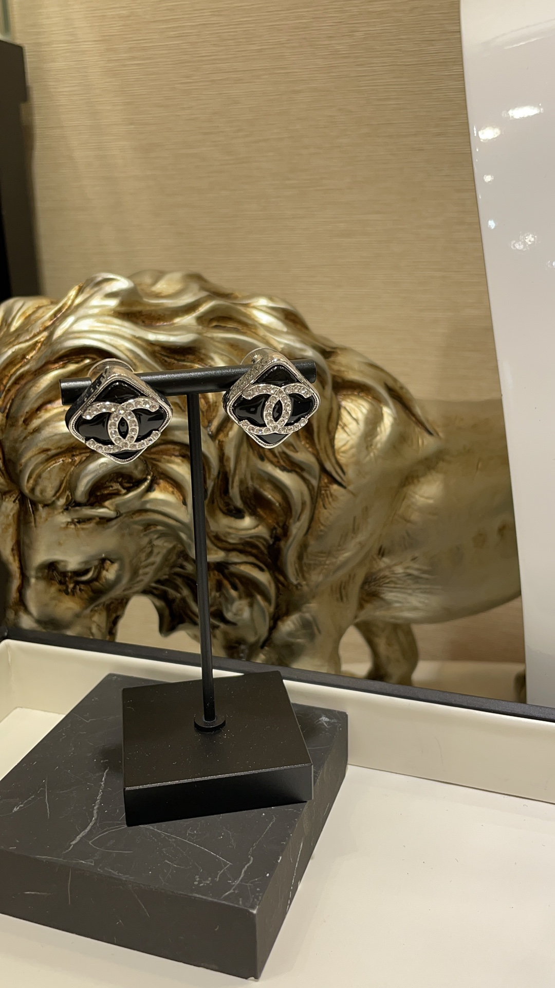 NO:633131,88180, arrived today. 22s new black diamond-shaped gemstone double C stud earrings. A super cool black sugar cube. The upper ear is really white. It is simple and elegant and very recognizable. It is suitable for daily wear. It is super fashionable while reducing age. A must-have for cool girls. Z development and customization. Top version. Swarovski diamonds, Cartier high-end jewelry.1986090988180,今日到货  22s新款黑色菱形宝石满钻双C耳钉 超酷的一颗黑色方糖 上耳真的很显白 简单大方又很有辨识度 日常佩戴太合适啦 减龄的同时超级时髦 酷女孩必备 z开发定制 顶级版本 施华洛钻,,卡迪亚高端饰品,Jewelry