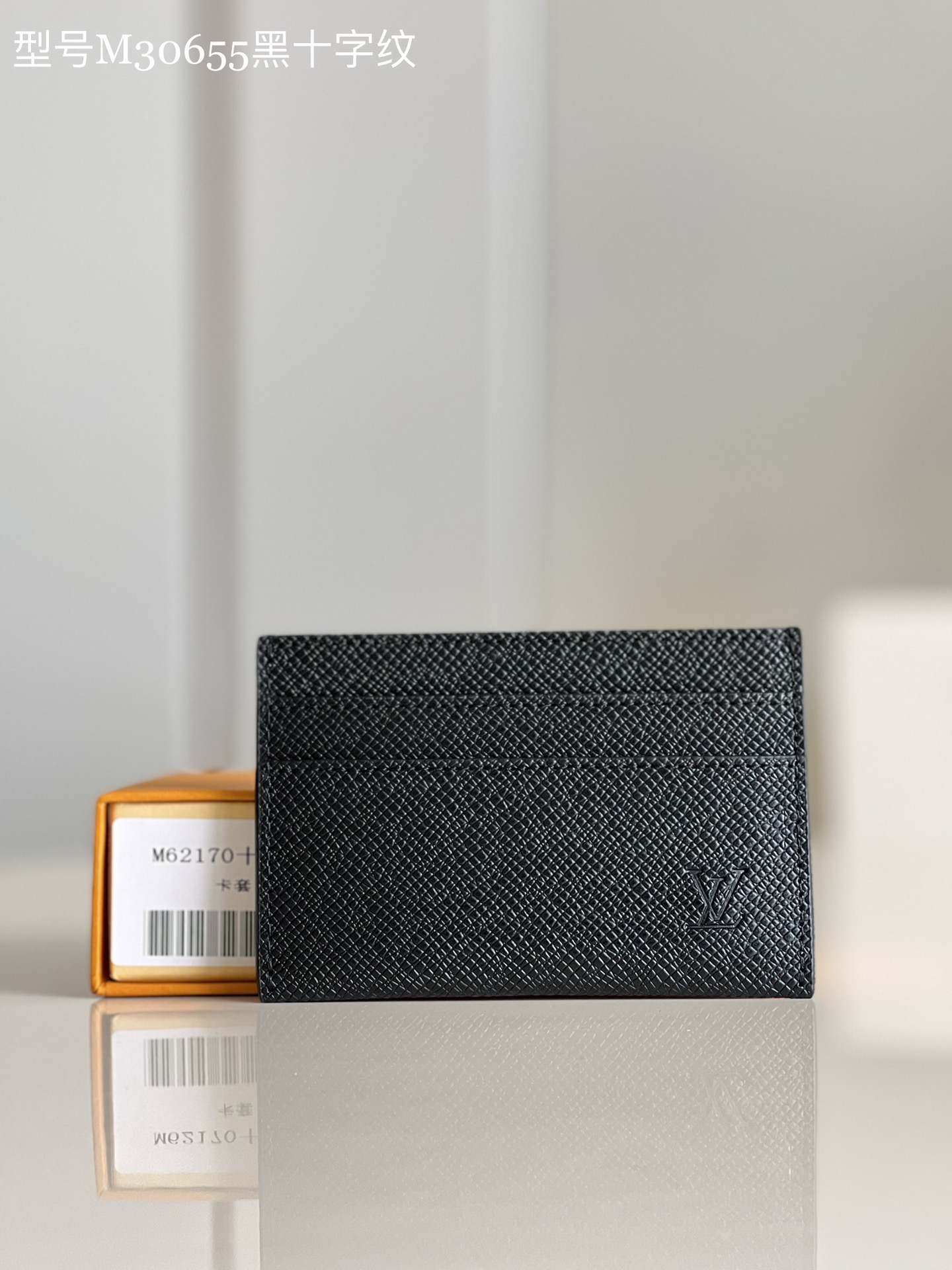 NO:399189,【Exclusive real photo M30655 black cross pattern】M62170 This card holder made of new Monogram Eclipse coated canvas is beautiful and fashionable, small in size, and can easily be put into the pocket. It is equipped with a central pocket and four slots, which can store credit cards, aircraft and vehicle tickets and business cards.11.0x 7.0x 0.6 cm V.160, LV [original leather], louis vuitton19860909【独家实拍M30655黑十字纹】M62170 此款采用全新Monogram Eclipse涂层帆布材质的卡片夹风格靓丽而时髦,体积小巧,可轻松收入口袋中.配有中央口袋与四个插槽,可存放信用卡、飞机与车船票以及名片.11.0x 7.0x 0.6 cm V.160,LV【原厂皮】,louis vuitton,Bag