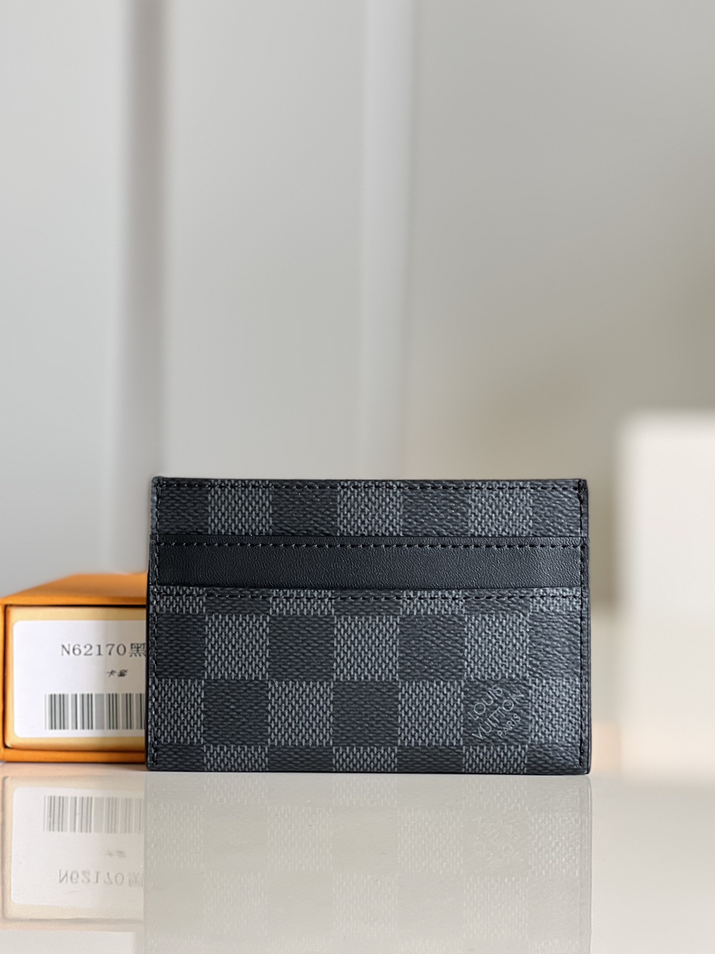 NO:399192,【Exclusive real shot of M62170 Black】This card holder made of the new Monogram Eclipse coated canvas is beautiful and fashionable, small in size, and can be easily put into the pocket. It is equipped with a central pocket and four slots, which can store credit cards, aircraft and vehicle tickets and business cards. 11.0x 7.0x 0.6 cm V.160, LV [original leather], louis vuitton19860909【独家实拍M62170黑格】此款采用全新Monogram Eclipse涂层帆布材质的卡片夹风格靓丽而时髦,体积小巧,可轻松收入口袋中.配有中央口袋与四个插槽,可存放信用卡、飞机与车船票以及名片.11.0x 7.0x 0.6 cm V.160,LV【原厂皮】,louis vuitton,Bag