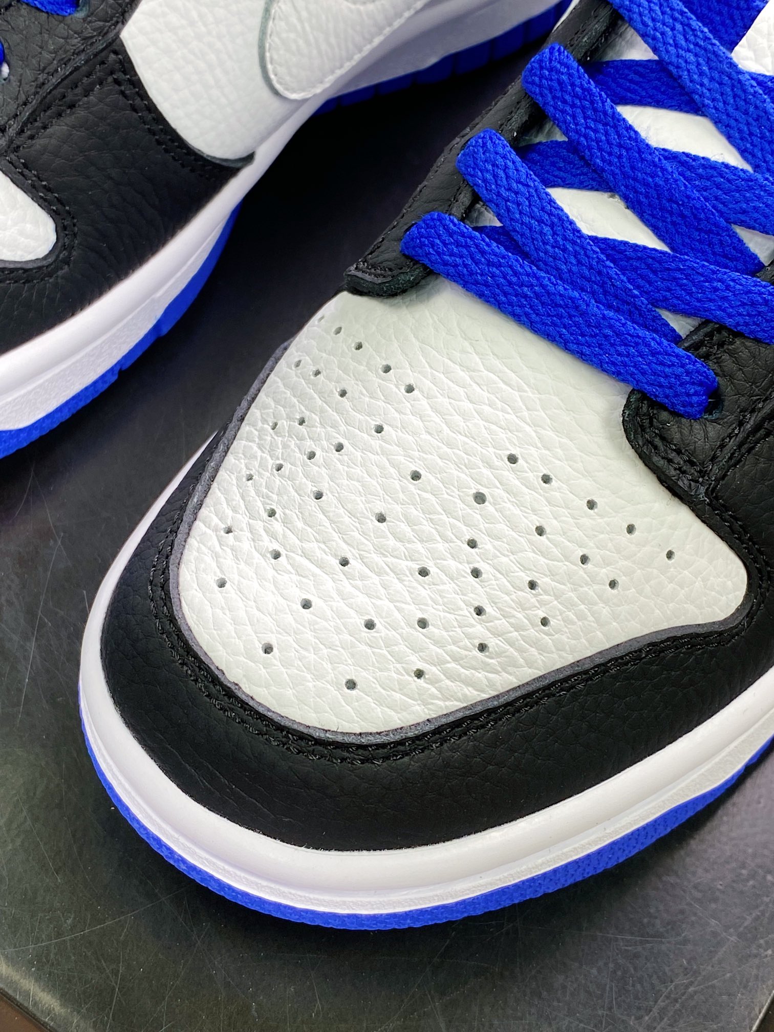 300 SB Dunk Low”White/Black/Royal”扣篮系列低帮板鞋“黑白蓝小闪电”FD9064-110