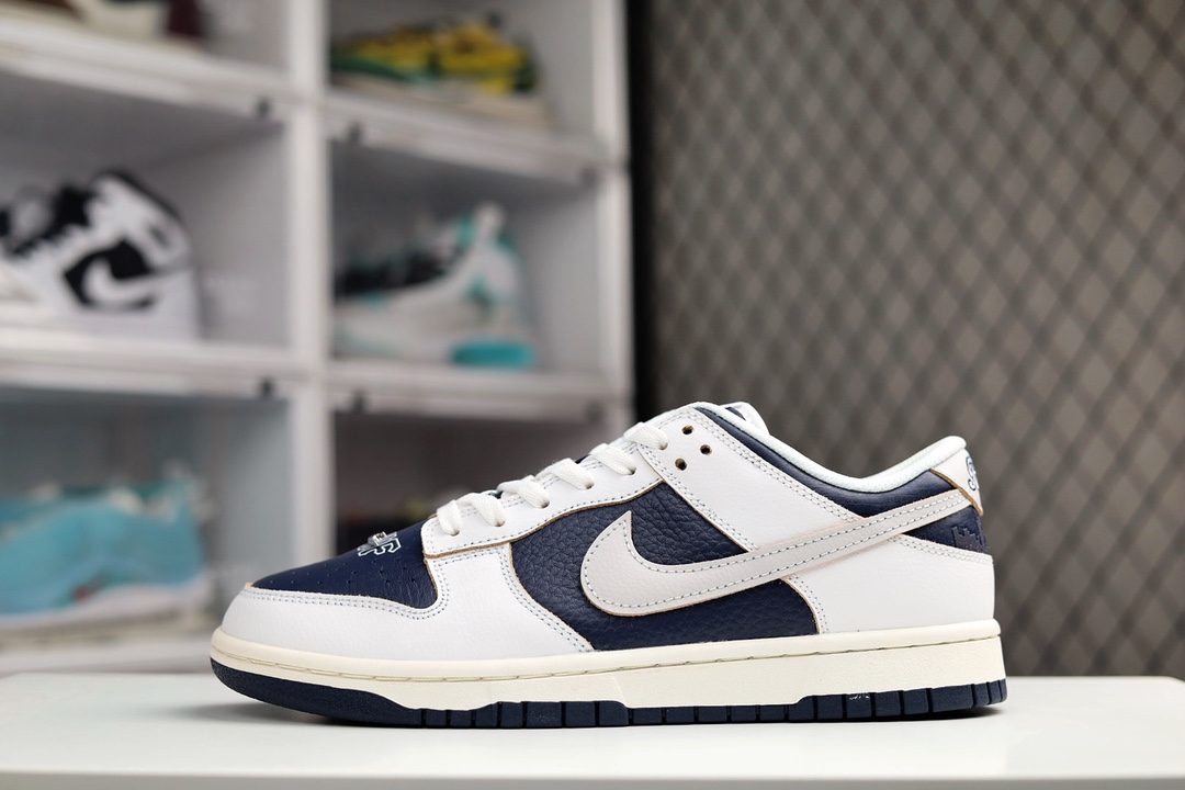 H5 美国街头品牌 HUFl与Nike 的联名 HUF X Nike SB Dunk Low “NYC” 耐克 SB 低帮 白蓝纽约刮刮乐 采用白蓝色打造，为亲友限定，在鞋舌处还会点缀有”New York City”字样。鞋侧的Swoosh采用银色打造，鞋面有 HUF Logo，彰显鞋款联名身份。鞋后跟位置的城市天际线是以反光设计的，此处在黑暗中发光。最后以米色中底搭配深蓝色外底完善设计。