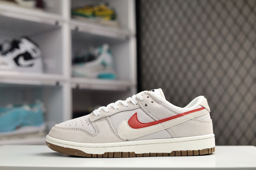 H5 Dunk Low SE “85” 灰白红双钩原装公司级 经典复古休闲板鞋原装头层材料 用料绝不含糊 独家版型蒸餾加工帶來的是更好的视觉和脚感体验 清洁度 电绣工艺 皮料切割干净无任何毛边 细节完美