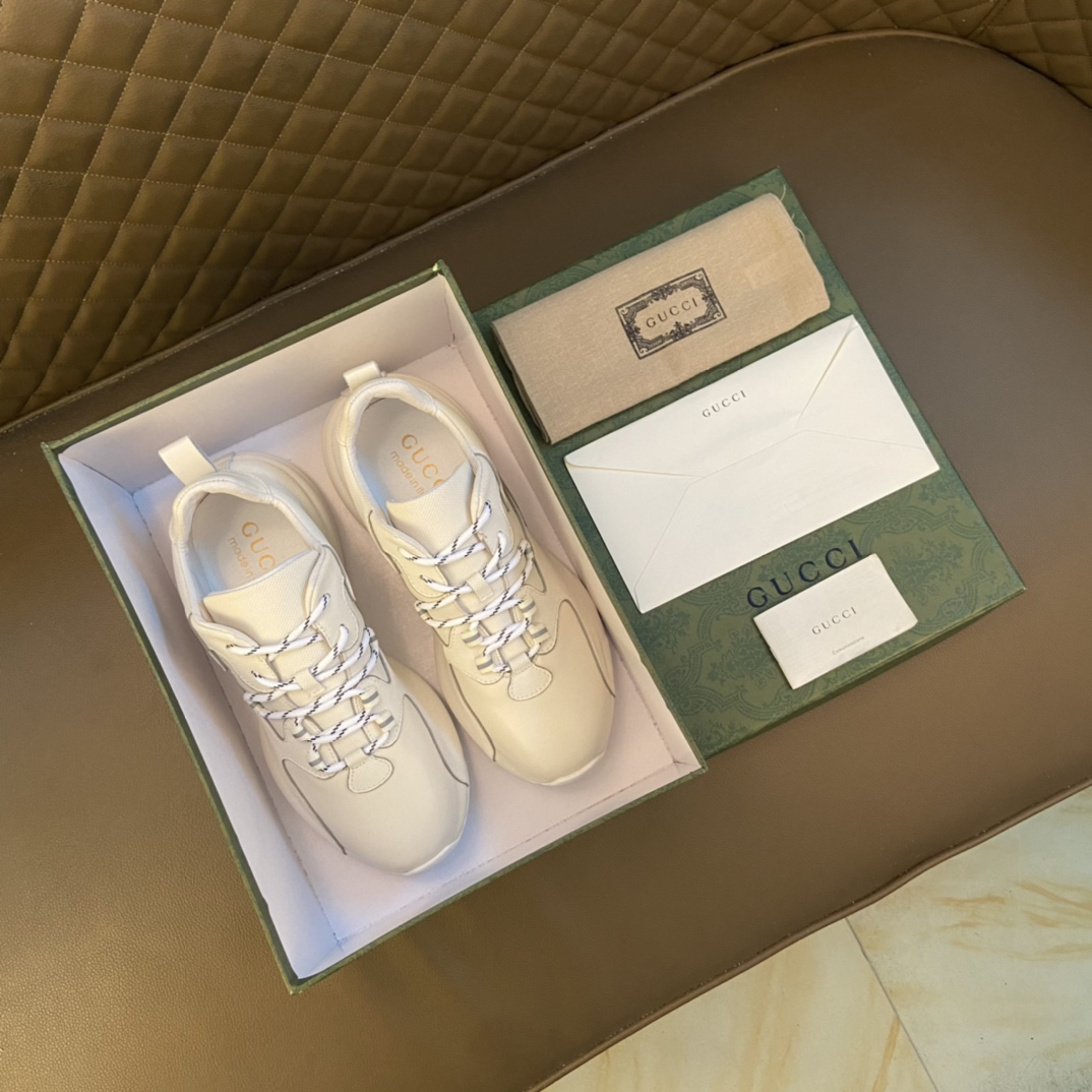 J5   Gucci  古奇 老爹鞋 高版本潮鞋靴 独家首发 运动休闲 男士2022专柜同步发售，意大利进口原版品牌精选头层顶级牛皮羊皮内里 拒绝脱色磨脚鞋面原版 i鞋底 原厂特供原版底，鞋背金边更是重金打造独家懒人套脚系带风格设计 ，超舒服原版底 驾车完美。实物拍摄实物更赞 适合户外司机驾车出行 高品质板鞋，男鞋码数 38-44 45可定制 黑色 白色 一系列 选 长期供淘宝，天猫