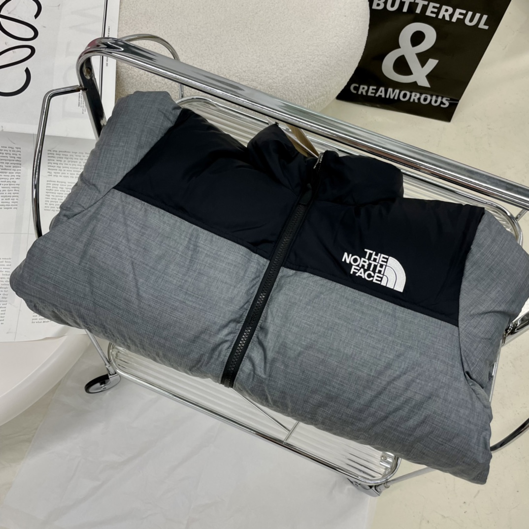高端原版北面/The North Face1996 款羽绒服 高端原版复刻版本就是指目前国内最高版本(没有之一)大厂出品必是精品(匠心做一件放到专柜就是ZP的衣服) 面料:国内独家日本原厂面料具有特性:防水 防钻绒 防脱色24支数压光呢子纺面料! 内胆:400D高密度支数胆布彻底杜绝:钻绒 漏绒 跑绒,等现象. 羽绒:广检80白鸭绒,蓬松度700+ 有检测证书! 辅料:原厂YKK拉链胸链*1条 侧口袋*2条可承受十万次拉力磨损! 刺绣:日本百灵达刺绣机 百分百还原ZP 做羽绒梭织类目,不吹嘘,目前能比我们做的更好的几乎没有! 用心做一件原版产品,让每一位客户有底气去给他的客户介绍说:这个是国内最顶级复刻版本. 好的产品不需要过多软文去衬托, 只有垃圾产品才会吹嘘:原单ZP 用洒洒洋洋几千字来打动消费者! 虽是F货但不输ZP! 支持15天无理由退货(不影响二次销售) 收起