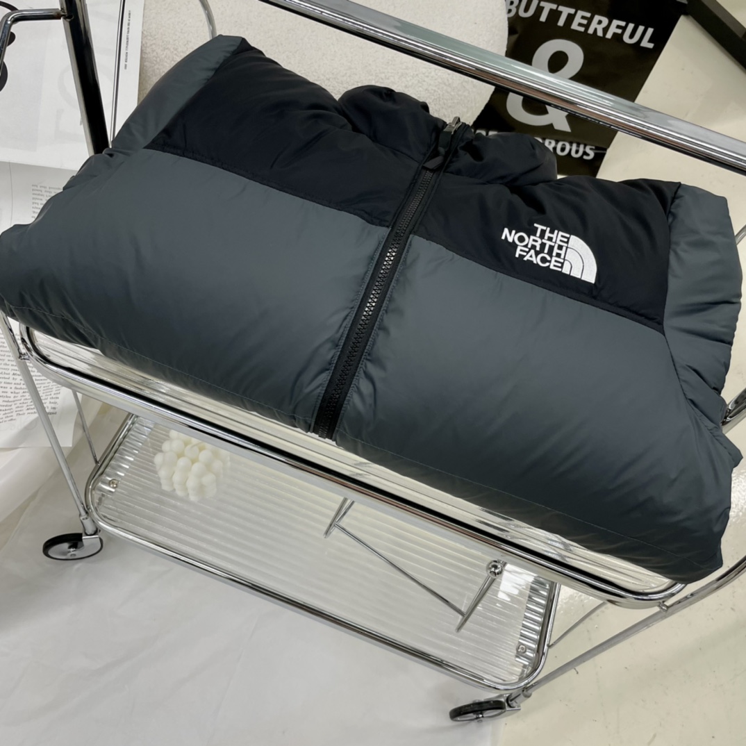 高端原版北面/The North Face1996 款羽绒服 高端原版复刻版本就是指目前国内最高版本（没有之一）大厂出品必是精品（匠心做一件放到专柜就是ZP的衣服） 面料：国内独家日本原厂面料具有特性：防水 防钻绒 防脱色24支数压光呢子纺面料！ 内胆：400D高密度支数胆布彻底杜绝：钻绒 漏绒 跑绒，等现象。 羽绒：广检80白鸭绒，蓬松度700+ 有检测证书！ 辅料：原厂YKK拉链胸链*1条 侧口袋*2条可承受十万次拉力磨损！ 刺绣：日本百灵达刺绣机 百分百还原ZP 做羽绒梭织类目，不吹嘘，目前能比我们做的更好的几乎没有！ 用心做一件原版产品，让每一位客户有底气去给他的客户介绍说：这个是国内最顶级复刻版本。 好的产品不需要过多软文去衬托， 只有垃圾产品才会吹嘘：原单ZP 用洒洒洋洋几千字来打动消费者！ 虽是F货但不输ZP！ 支持15天无理由退货（不影响二次销售） 尺码xs-xxl

收起