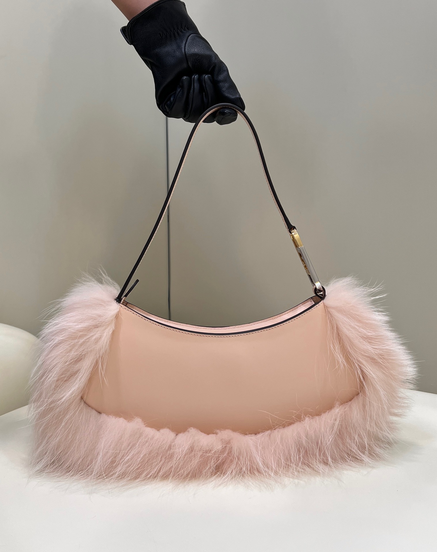 Special offer at the end of the year718 Fendi counter inspection grade O-lock series popular style outer body with a circle of fox fur, cute and