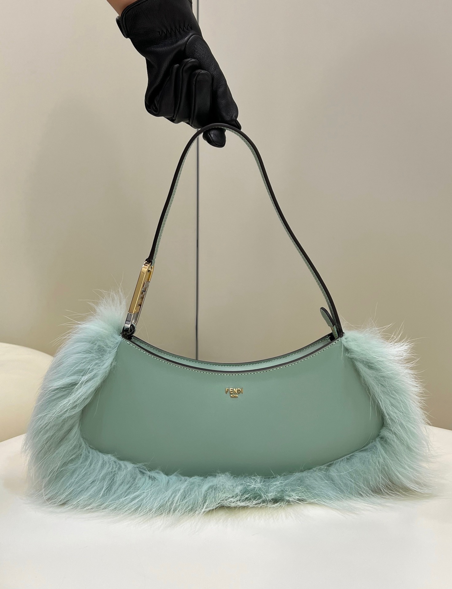Special offer at the end of the year718 Fendi counter inspection grade O-lock series popular style outer body with a circle of fox fur, cute and