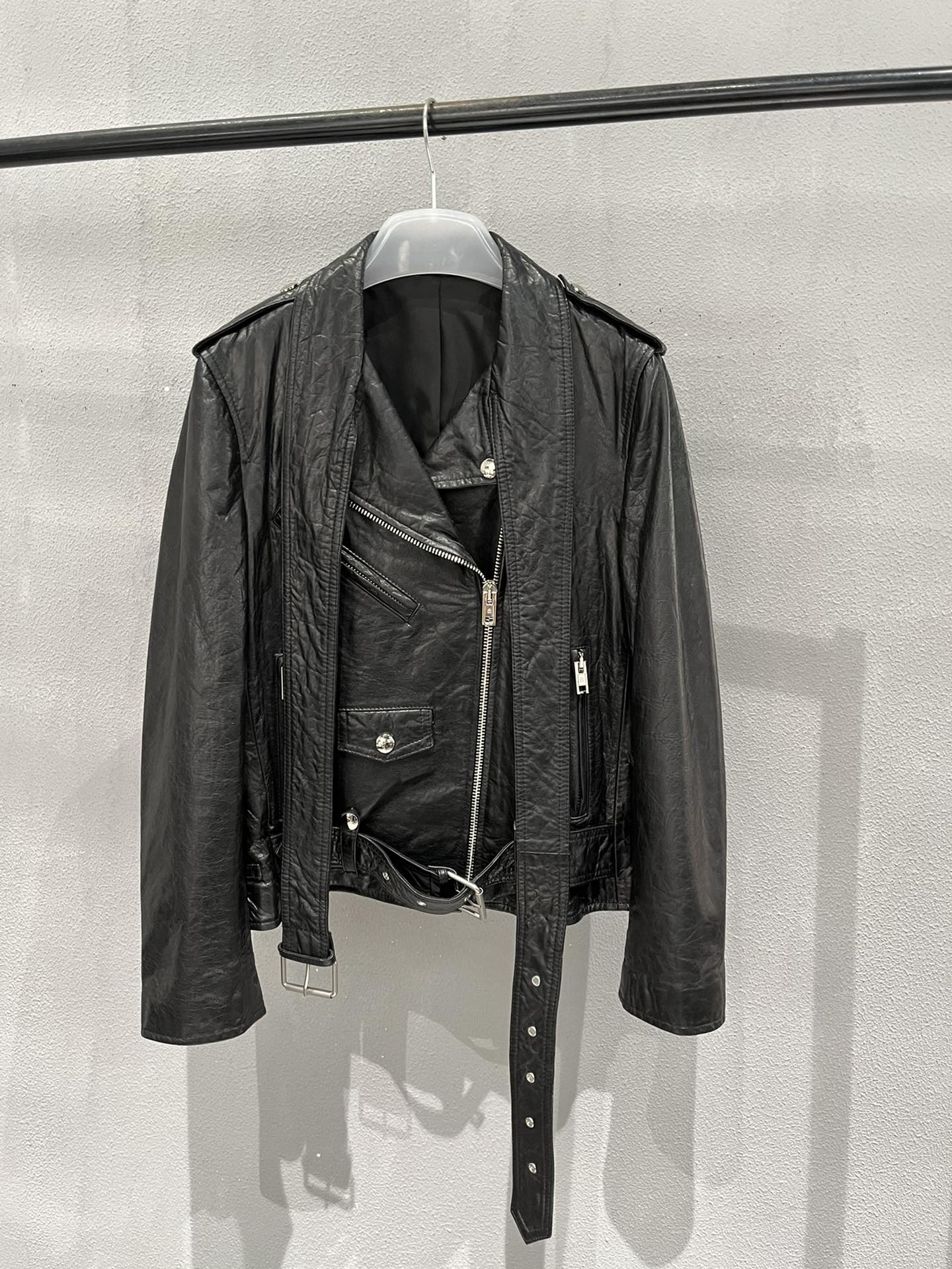 NO:721856,, McQueen waxed sheepskin motorcycle jacket, thick and textured, slightly loose fit, women's clothing, alexander mcqueen, jackets & coats, sheepskin,19860909,麦昆油蜡羊皮机车外套,厚实有质感,略宽松版型,女装,alexander mcqueen,jackets & coats,sheepskin,,Women's clothing