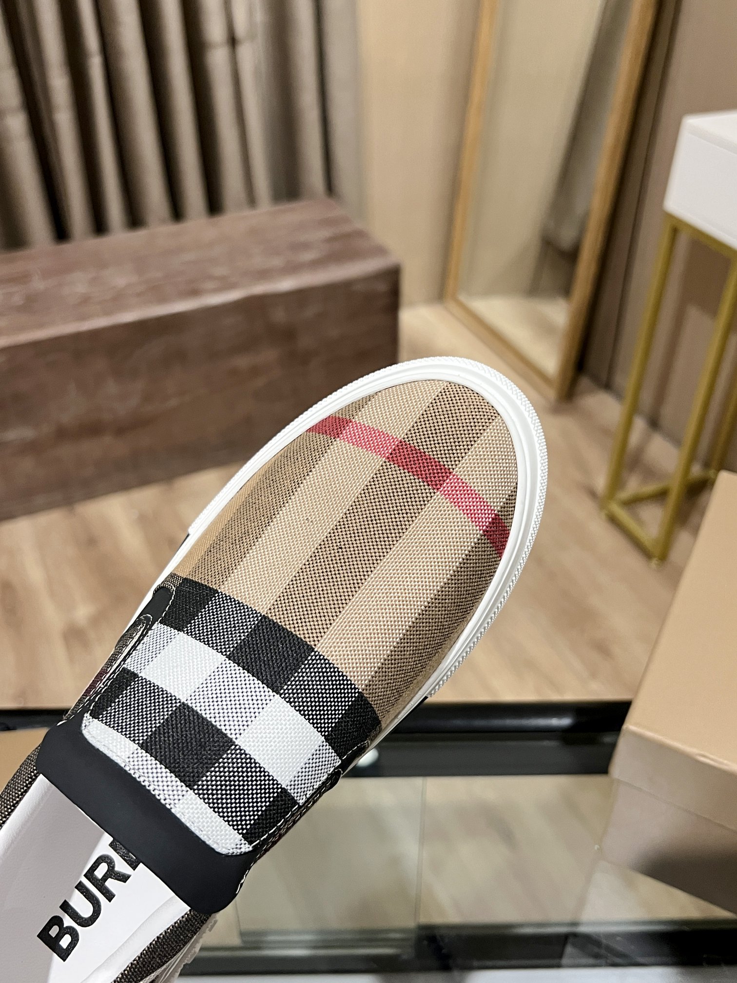 低帮运动鞋，精选棉质面料打造，亮眼搭配品牌大号格纹与徽标装饰。
鞋面：95%棉，4%聚酯纤维，1%橡胶
内衬：90%棉，5%山羊皮，4%聚酯纤维，1%橡胶
鞋底：100%橡胶
套穿式设计
鞋跟饰有 Burber*字母压花徽标
SIZE:35-46（45.46订做不退换）
💰310