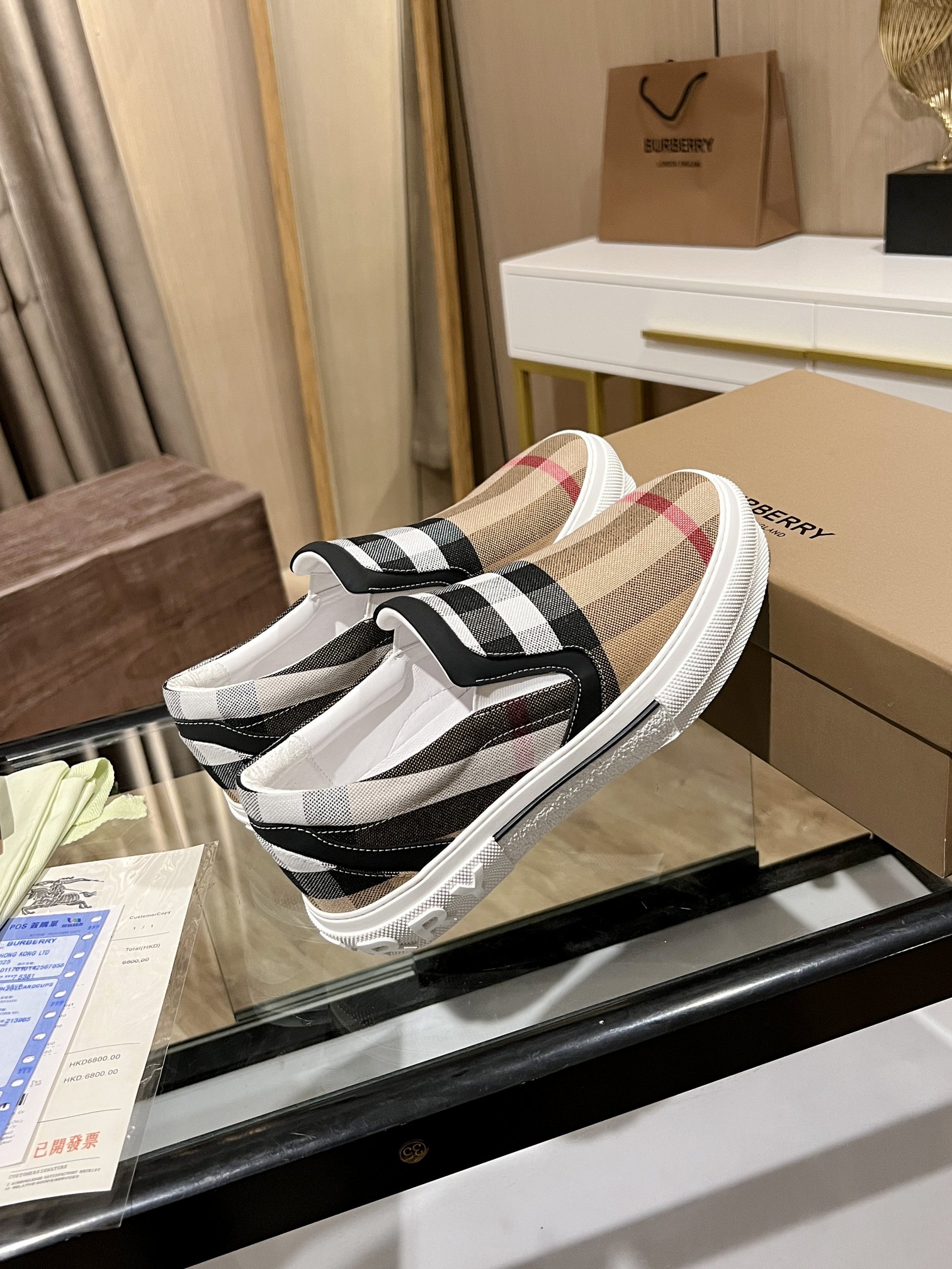 低帮运动鞋，精选棉质面料打造，亮眼搭配品牌大号格纹与徽标装饰。
鞋面：95%棉，4%聚酯纤维，1%橡胶
内衬：90%棉，5%山羊皮，4%聚酯纤维，1%橡胶
鞋底：100%橡胶
套穿式设计
鞋跟饰有 Burber*字母压花徽标
SIZE:35-46（45.46订做不退换）
💰310