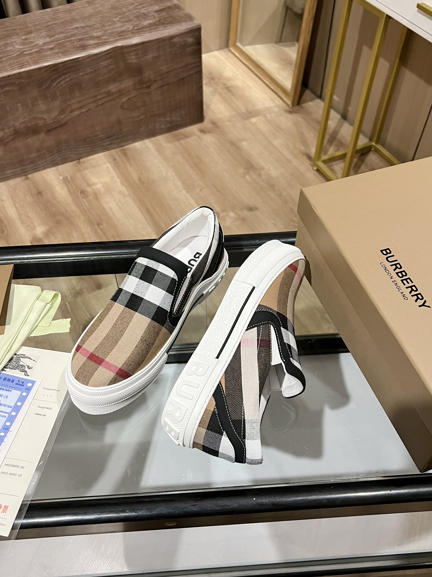 低帮运动鞋，精选棉质面料打造，亮眼搭配品牌大号格纹与徽标装饰。
鞋面：95%棉，4%聚酯纤维，1%橡胶
内衬：90%棉，5%山羊皮，4%聚酯纤维，1%橡胶
鞋底：100%橡胶
套穿式设计
鞋跟饰有 Burber*字母压花徽标
SIZE:35-46（45.46订做不退换）
💰310