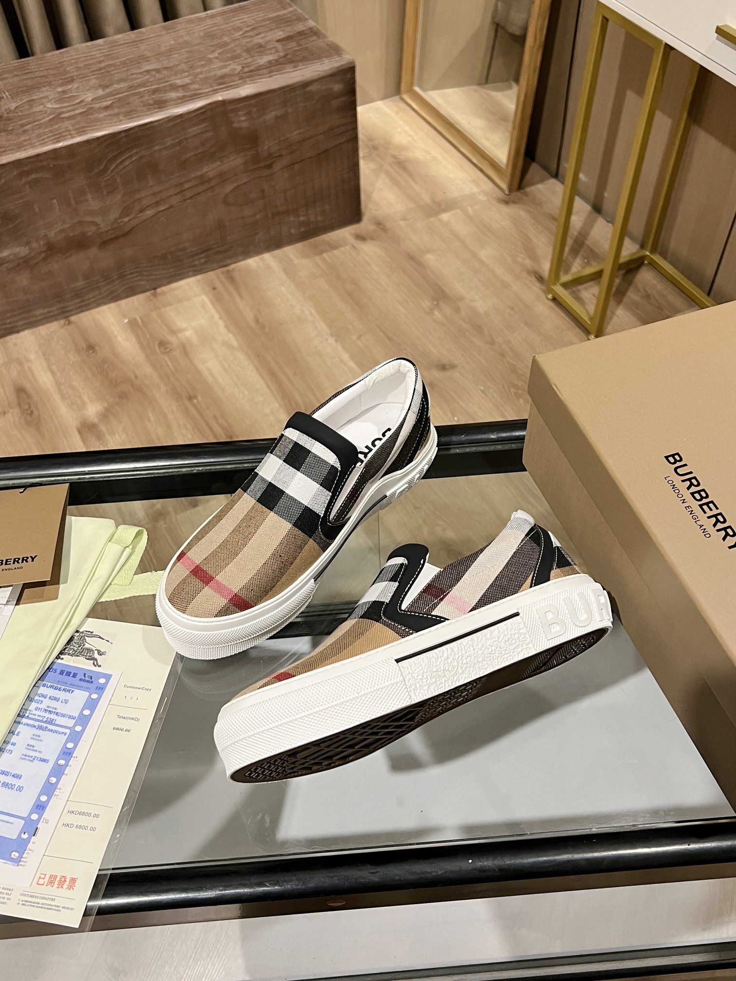 低帮运动鞋，精选棉质面料打造，亮眼搭配品牌大号格纹与徽标装饰。
鞋面：95%棉，4%聚酯纤维，1%橡胶
内衬：90%棉，5%山羊皮，4%聚酯纤维，1%橡胶
鞋底：100%橡胶
套穿式设计
鞋跟饰有 Burber*字母压花徽标
SIZE:35-46（45.46订做不退换）
💰310