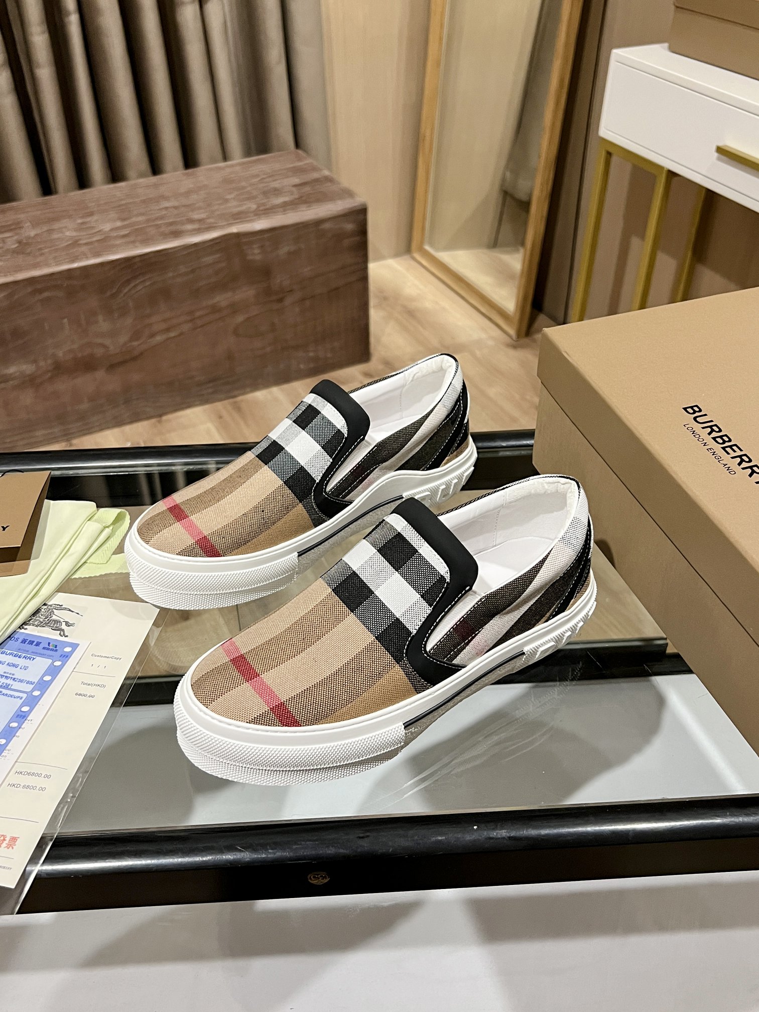 低帮运动鞋，精选棉质面料打造，亮眼搭配品牌大号格纹与徽标装饰。
鞋面：95%棉，4%聚酯纤维，1%橡胶
内衬：90%棉，5%山羊皮，4%聚酯纤维，1%橡胶
鞋底：100%橡胶
套穿式设计
鞋跟饰有 Burber*字母压花徽标
SIZE:35-46（45.46订做不退换）
💰310