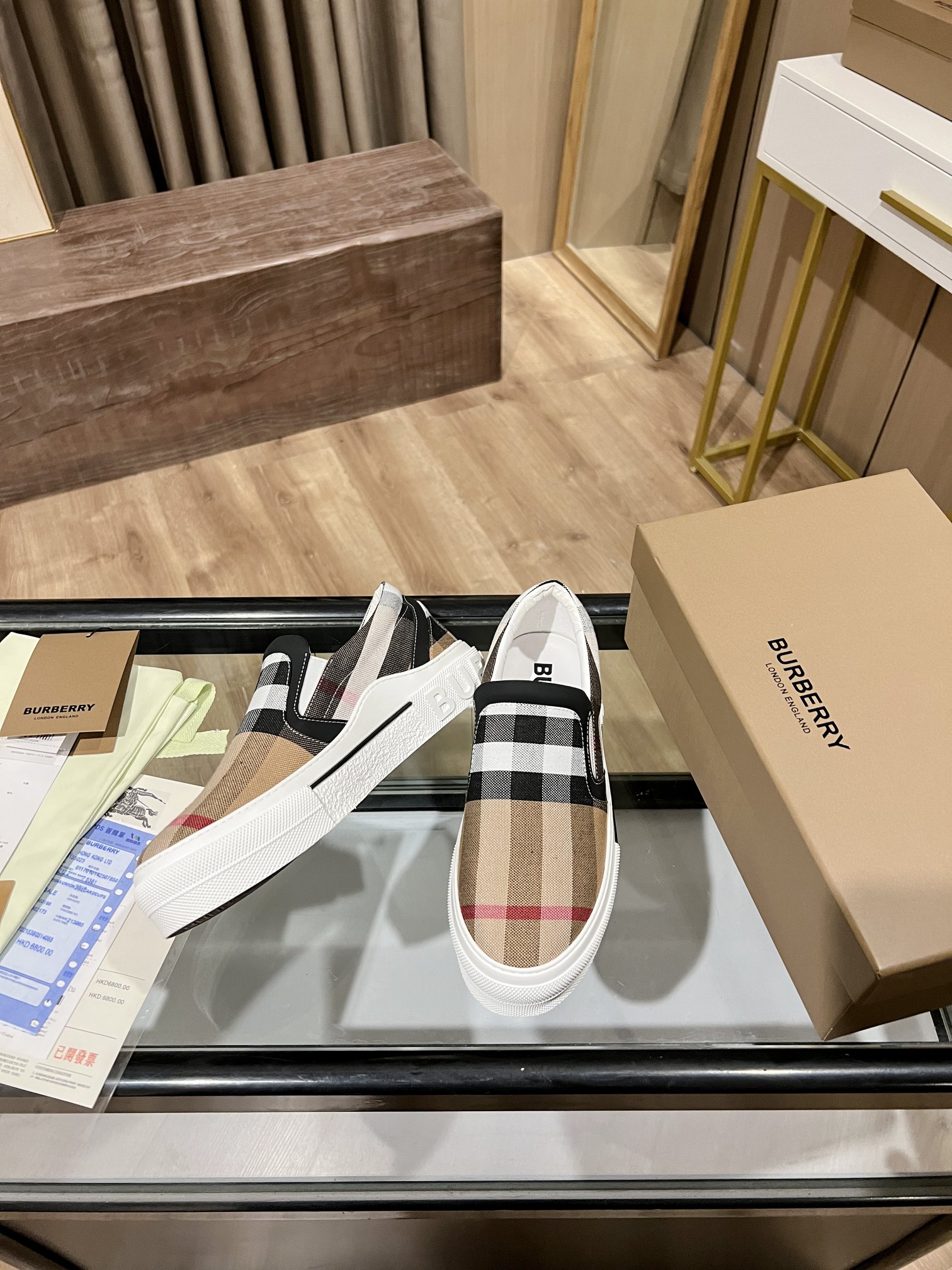 低帮运动鞋，精选棉质面料打造，亮眼搭配品牌大号格纹与徽标装饰。
鞋面：95%棉，4%聚酯纤维，1%橡胶
内衬：90%棉，5%山羊皮，4%聚酯纤维，1%橡胶
鞋底：100%橡胶
套穿式设计
鞋跟饰有 Burber*字母压花徽标
SIZE:35-46（45.46订做不退换）
💰310