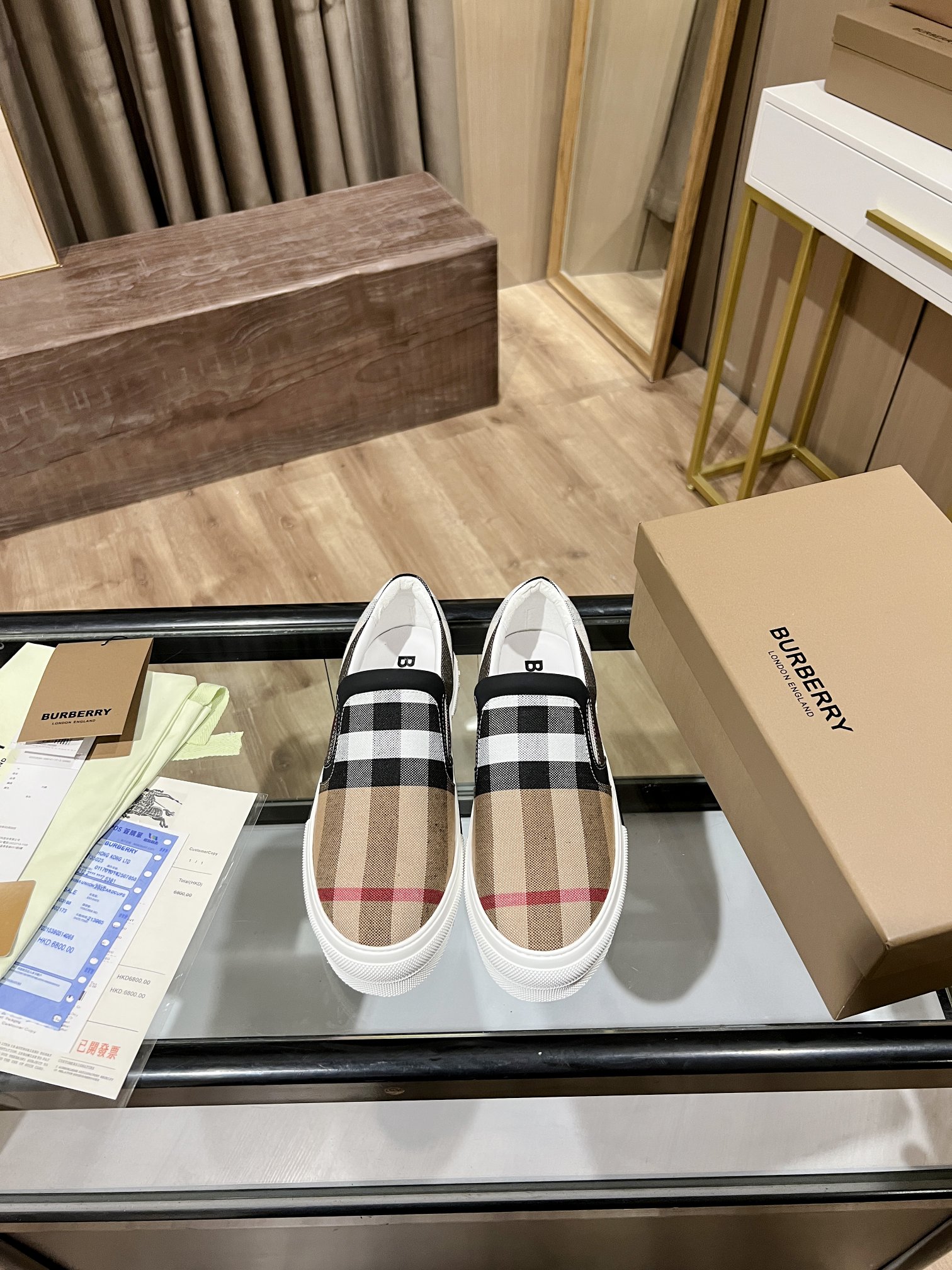 低帮运动鞋，精选棉质面料打造，亮眼搭配品牌大号格纹与徽标装饰。
鞋面：95%棉，4%聚酯纤维，1%橡胶
内衬：90%棉，5%山羊皮，4%聚酯纤维，1%橡胶
鞋底：100%橡胶
套穿式设计
鞋跟饰有 Burber*字母压花徽标
SIZE:35-46（45.46订做不退换）
💰310