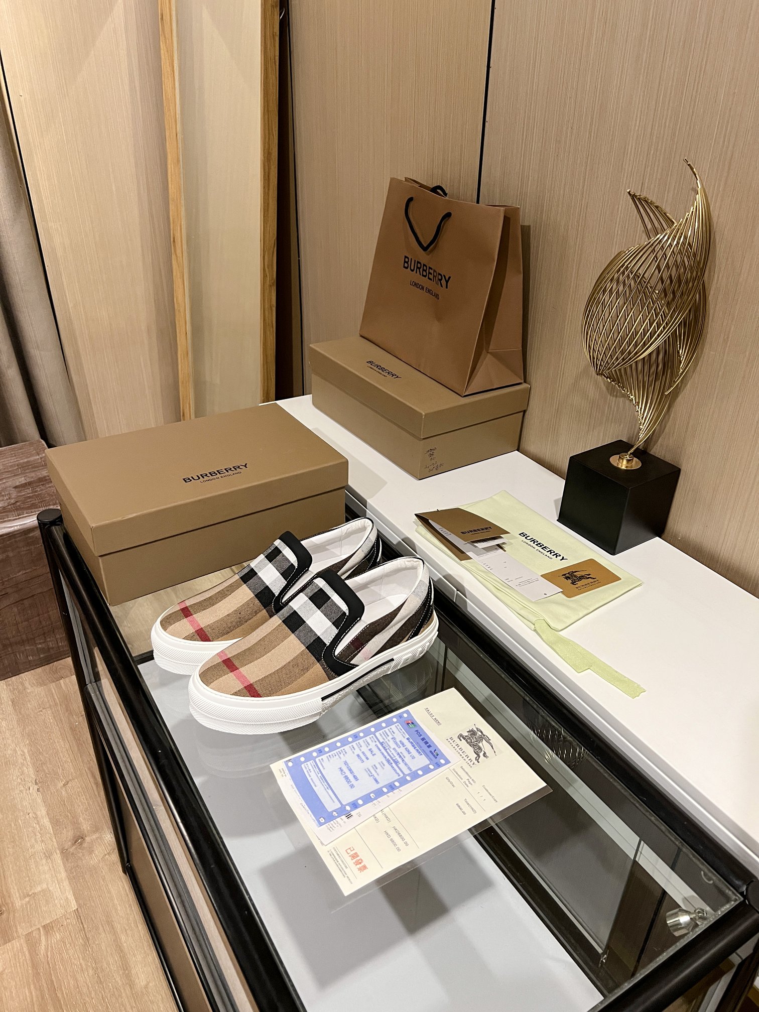 低帮运动鞋，精选棉质面料打造，亮眼搭配品牌大号格纹与徽标装饰。
鞋面：95%棉，4%聚酯纤维，1%橡胶
内衬：90%棉，5%山羊皮，4%聚酯纤维，1%橡胶
鞋底：100%橡胶
套穿式设计
鞋跟饰有 Burber*字母压花徽标
SIZE:35-46（45.46订做不退换）
💰310