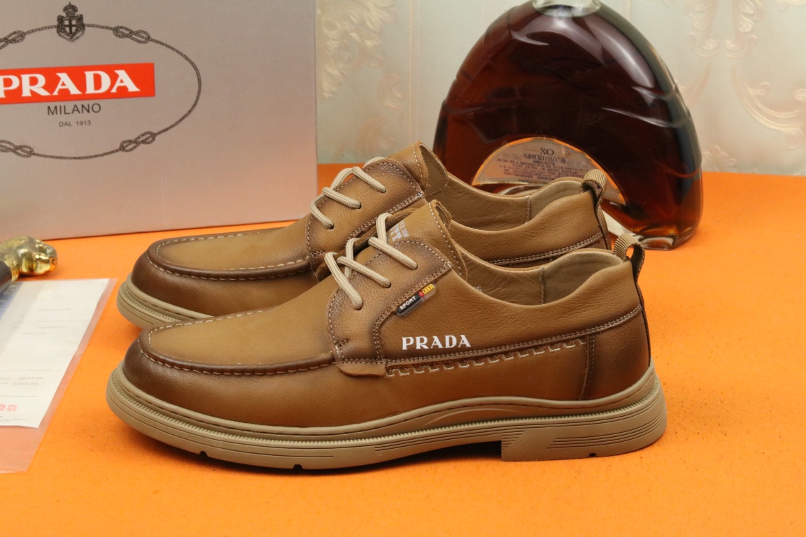 J0 高品质普拉达官网最新休闲皮鞋，顶级原单货， ，精心打造，潮流时尚，绅士格调，鞋面采用进口头层磨砂牛皮，透气猪皮里，防滑牛筋大底， 时尚舒适。