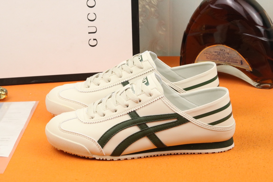 I5 高品质PRADA普拉达上市著名奢侈品牌，专柜同步更新，意大利男鞋时尚杂志季刊封面主推款鞋面采用意大利进口小牛皮，羊皮内里。原版防滑橡胶大底，上脚舒适有型。 细节无可挑剔。