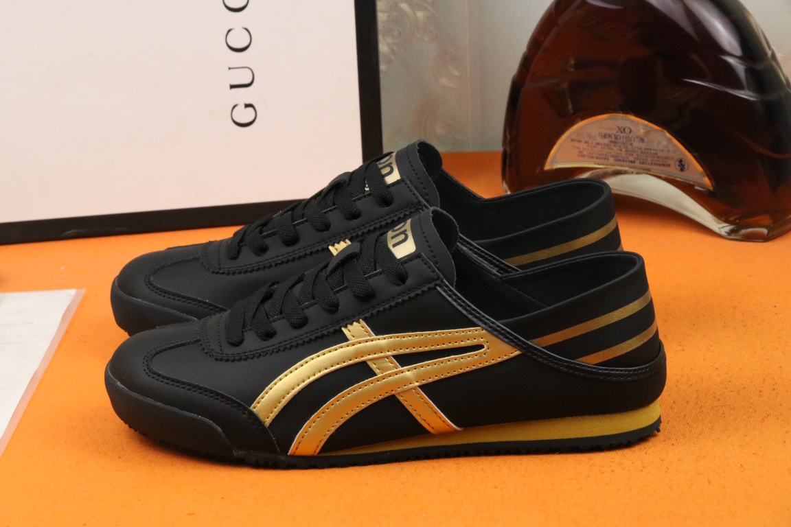 I5 高品质PRADA普拉达上市著名奢侈品牌，专柜同步更新，意大利男鞋时尚杂志季刊封面主推款鞋面采用意大利进口小牛皮，羊皮内里。原版防滑橡胶大底，上脚舒适有型。 细节无可挑剔。