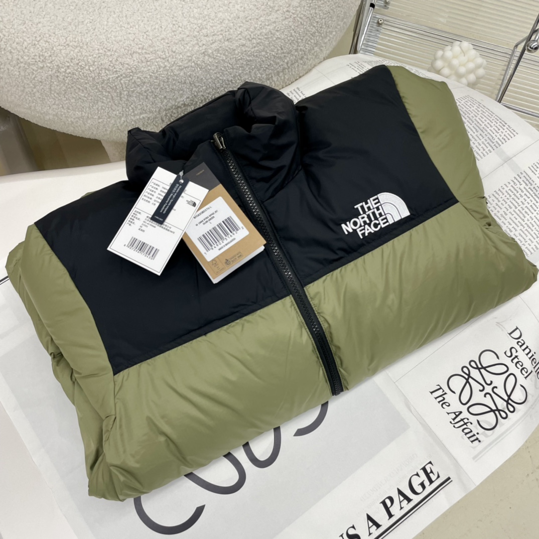 高端原版北面/The North Face1996 款羽绒服 高端原版复刻版本就是指目前国内最高版本（没有之一）大厂出品必是精品（匠心做一件放到专柜就是ZP的衣服） 面料：国内独家日本原厂面料具有特性：防水 防钻绒 防脱色24支数压光呢子纺面料！ 内胆：400D高密度支数胆布彻底杜绝：钻绒 漏绒 跑绒，等现象。 羽绒：广检80白鸭绒，蓬松度700+ 有检测证书！ 辅料：原厂YKK拉链胸链*1条 侧口袋*2条可承受十万次拉力磨损！ 刺绣：日本百灵达刺绣机 百分百还原ZP 做羽绒梭织类目，不吹嘘，目前能比我们做的更好的几乎没有！ 用心做一件原版产品，让每一位客户有底气去给他的客户介绍说：这个是国内最顶级复刻版本。 好的产品不需要过多软文去衬托， 只有垃圾产品才会吹嘘：原单ZP 用洒洒洋洋几千字来打动消费者！ 虽是F货但不输ZP！ 支持15天无理由退货（不影响二次销售） 尺码xs-xxl

收起
