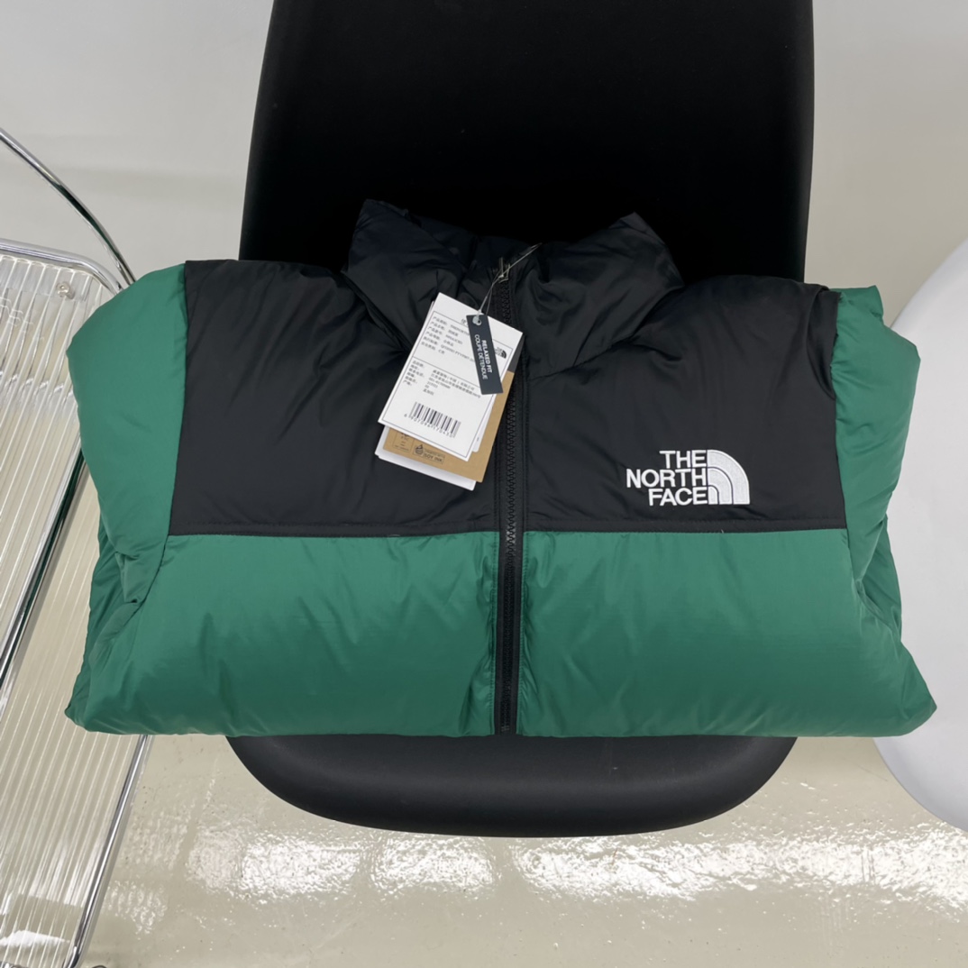 高端原版北面/The North Face1996 款羽绒服 高端原版复刻版本就是指目前国内最高版本(没有之一)大厂出品必是精品(匠心做一件放到专柜就是ZP的衣服) 面料:国内独家日本原厂面料具有特性:防水 防钻绒 防脱色24支数压光呢子纺面料! 内胆:400D高密度支数胆布彻底杜绝:钻绒 漏绒 跑绒,等现象. 羽绒:广检80白鸭绒,蓬松度700+ 有检测证书! 辅料:原厂YKK拉链胸链*1条 侧口袋*2条可承受十万次拉力磨损! 刺绣:日本百灵达刺绣机 百分百还原ZP 做羽绒梭织类目,不吹嘘,目前能比我们做的更好的几乎没有! 用心做一件原版产品,让每一位客户有底气去给他的客户介绍说:这个是国内最顶级复刻版本. 好的产品不需要过多软文去衬托, 只有垃圾产品才会吹嘘:原单ZP 用洒洒洋洋几千字来打动消费者! 虽是F货但不输ZP! 支持15天无理由退货(不影响二次销售) 收起