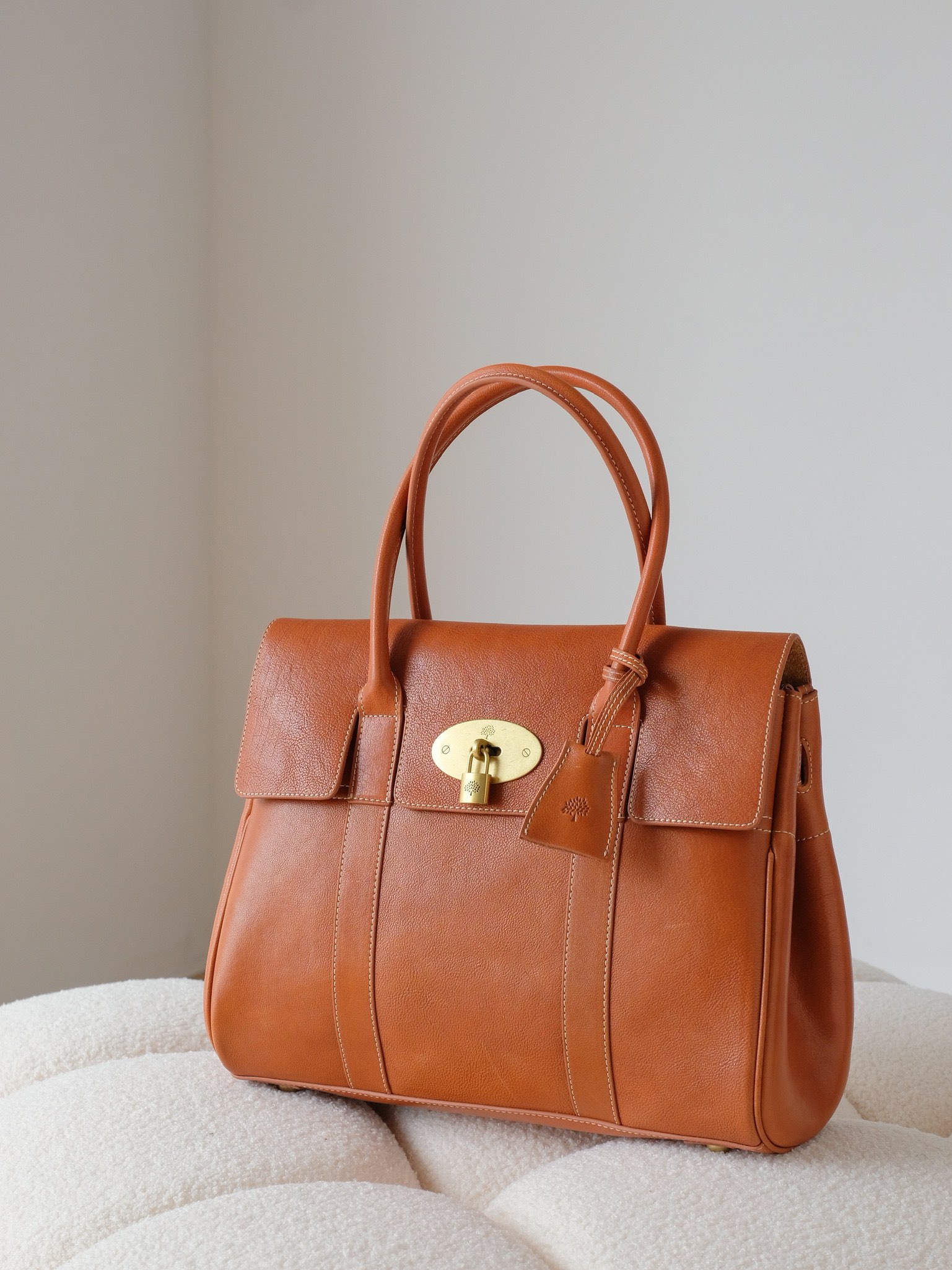 Mulberry The British royal brand Mul's natural vegetable tanned leather is made from cowhide through vegetable tanning. Vegetable tanning is a tr