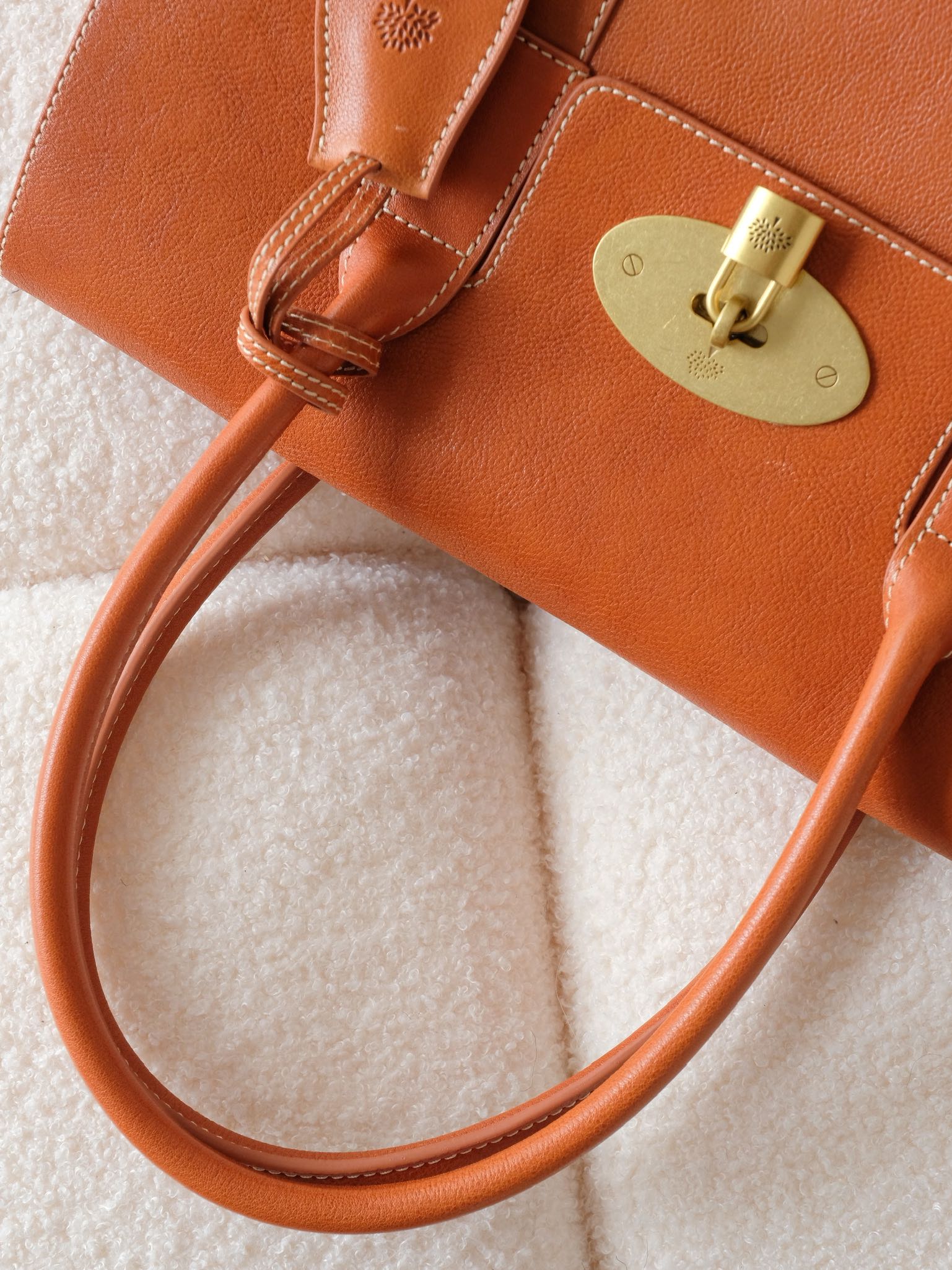 Mulberry The British royal brand Mul's natural vegetable tanned leather is made from cowhide through vegetable tanning. Vegetable tanning is a tr