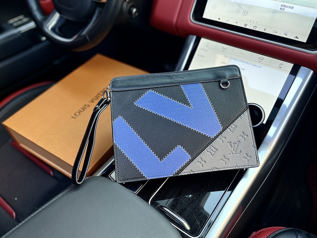 J5 高端货 “Louis Vuitton”手拿包 M81310。STANDING Standing 手拿包拼接素面牛皮革和 Monogram 压纹Taurillon 皮革，渲染醒目色彩。 Louis Vuitton 路易威登 LV 标识的之字形缝线源自制帆工艺，可拆卸腕带方便日常随形。尺寸：27/21/5。配：礼盒。p205