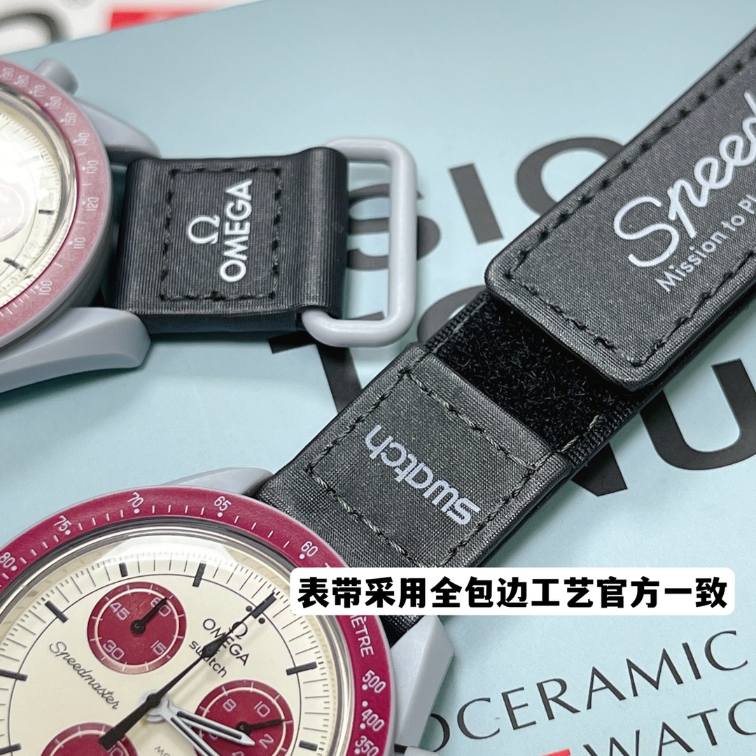 批💰90。
欧米茄swatch联名（一体壳）零瑕疵
款式11号 冥王星款 象牙盘。性价比超高。认准细节品质！SWATCH斯沃琪®️OMEGA欧米茄联名款
浅灰色调与深灰色 VELCRO© 表带形成鲜明对比。
升级版
一体表壳官方一致
SWATCH AG 2021字样
表镜中央s标志官方一致
后盖12点电池官方一致
表带采用全包边工艺官方一致
保护膜一致 深度防水
零瑕疵 零售后。