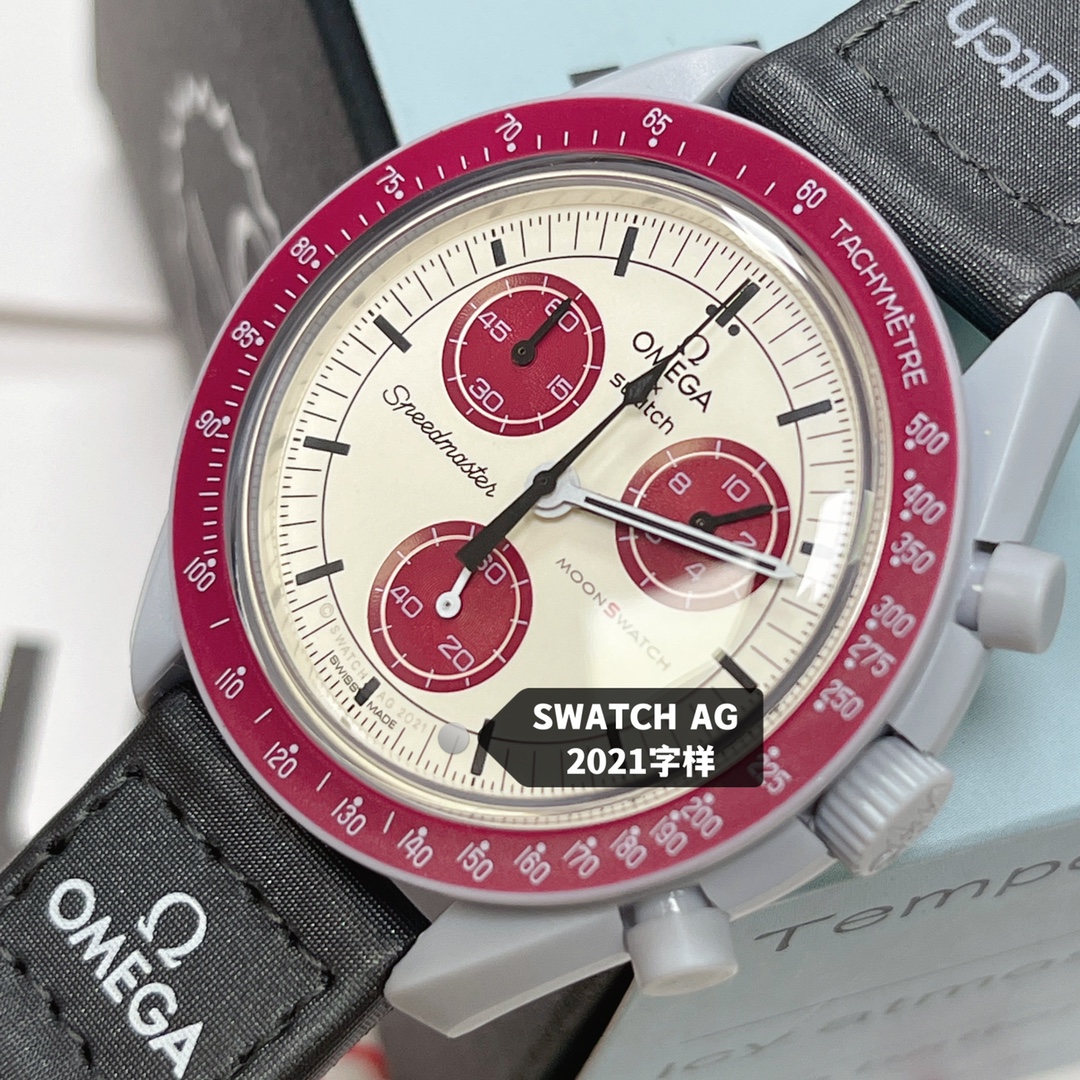 批💰90。
欧米茄swatch联名（一体壳）零瑕疵
款式11号 冥王星款 象牙盘。性价比超高。认准细节品质！SWATCH斯沃琪®️OMEGA欧米茄联名款
浅灰色调与深灰色 VELCRO© 表带形成鲜明对比。
升级版
一体表壳官方一致
SWATCH AG 2021字样
表镜中央s标志官方一致
后盖12点电池官方一致
表带采用全包边工艺官方一致
保护膜一致 深度防水
零瑕疵 零售后。