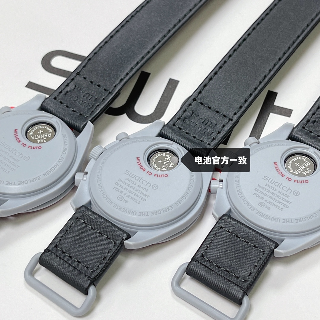 批💰90。
欧米茄swatch联名（一体壳）零瑕疵
款式11号 冥王星款 象牙盘。性价比超高。认准细节品质！SWATCH斯沃琪®️OMEGA欧米茄联名款
浅灰色调与深灰色 VELCRO© 表带形成鲜明对比。
升级版
一体表壳官方一致
SWATCH AG 2021字样
表镜中央s标志官方一致
后盖12点电池官方一致
表带采用全包边工艺官方一致
保护膜一致 深度防水
零瑕疵 零售后。