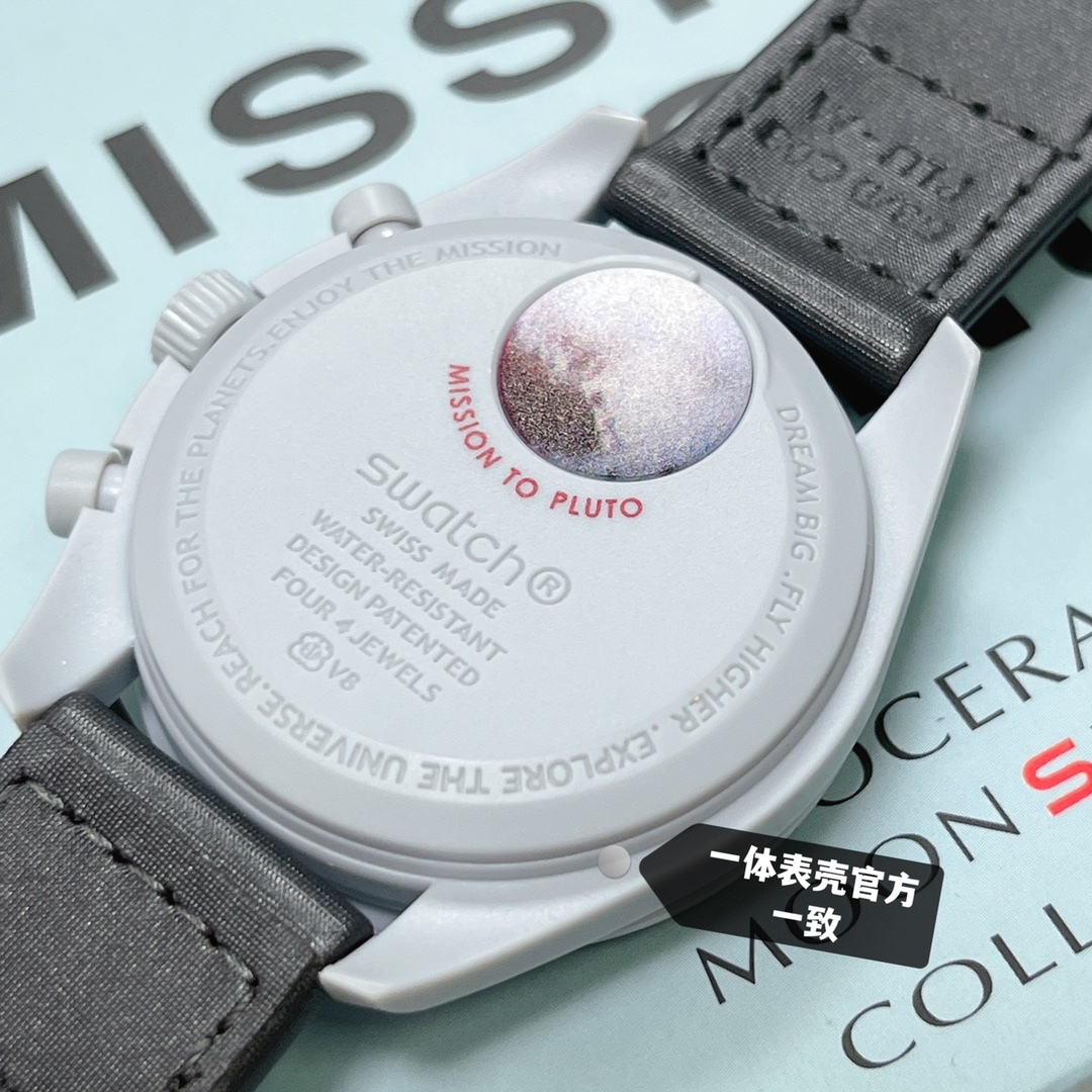批💰90。
欧米茄swatch联名（一体壳）零瑕疵
款式11号 冥王星款 象牙盘。性价比超高。认准细节品质！SWATCH斯沃琪®️OMEGA欧米茄联名款
浅灰色调与深灰色 VELCRO© 表带形成鲜明对比。
升级版
一体表壳官方一致
SWATCH AG 2021字样
表镜中央s标志官方一致
后盖12点电池官方一致
表带采用全包边工艺官方一致
保护膜一致 深度防水
零瑕疵 零售后。