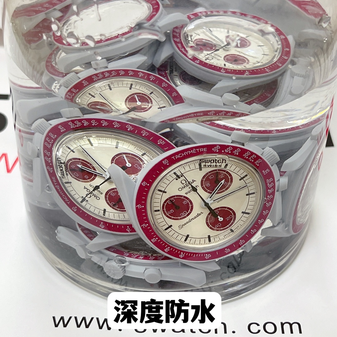 批💰90。
欧米茄swatch联名（一体壳）零瑕疵
款式11号 冥王星款 象牙盘。性价比超高。认准细节品质！SWATCH斯沃琪®️OMEGA欧米茄联名款
浅灰色调与深灰色 VELCRO© 表带形成鲜明对比。
升级版
一体表壳官方一致
SWATCH AG 2021字样
表镜中央s标志官方一致
后盖12点电池官方一致
表带采用全包边工艺官方一致
保护膜一致 深度防水
零瑕疵 零售后。
