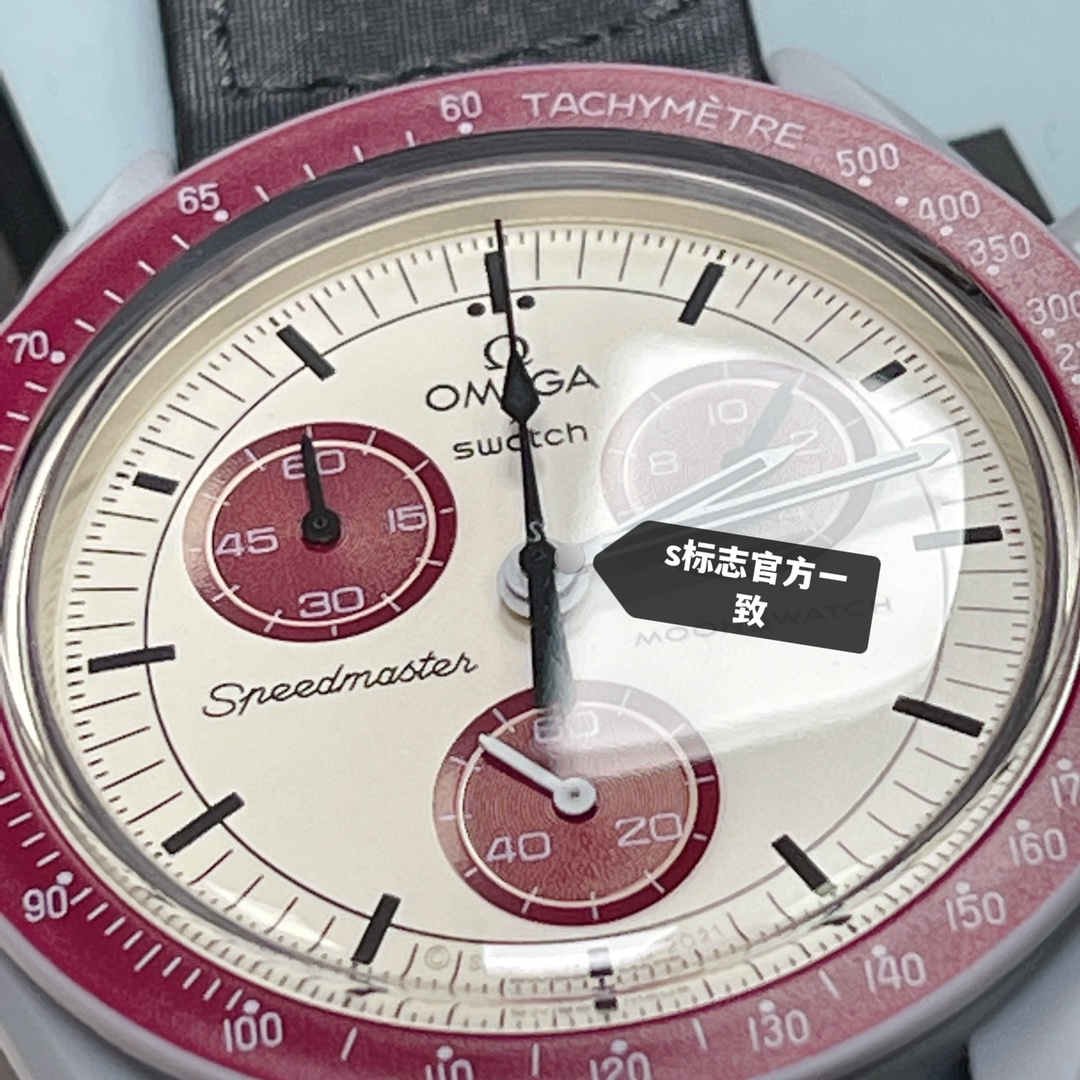 批💰90。
欧米茄swatch联名（一体壳）零瑕疵
款式11号 冥王星款 象牙盘。性价比超高。认准细节品质！SWATCH斯沃琪®️OMEGA欧米茄联名款
浅灰色调与深灰色 VELCRO© 表带形成鲜明对比。
升级版
一体表壳官方一致
SWATCH AG 2021字样
表镜中央s标志官方一致
后盖12点电池官方一致
表带采用全包边工艺官方一致
保护膜一致 深度防水
零瑕疵 零售后。