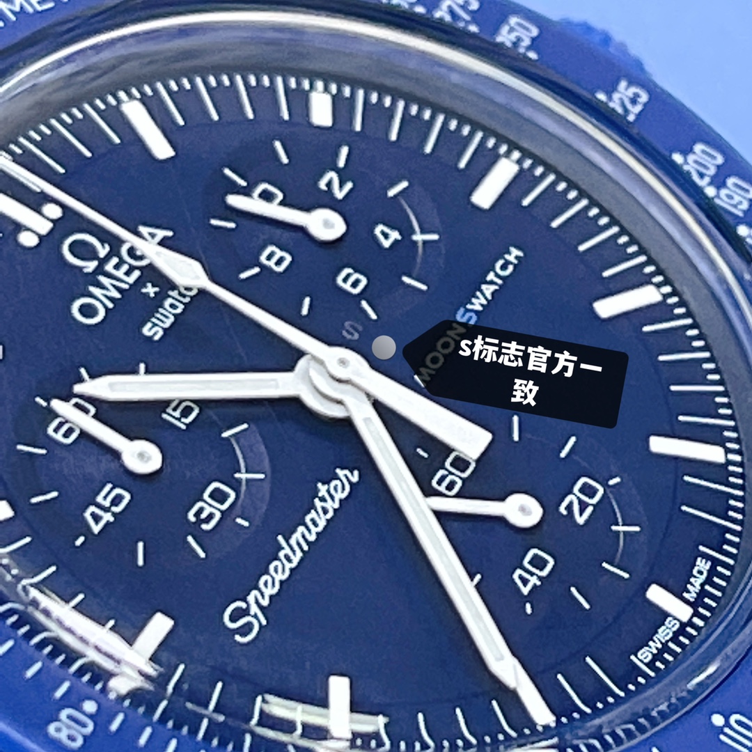 批💰90。
欧米茄swatch联名（一体壳）零瑕疵
款式10号 海王星款 深蓝色。性价比超高。认准细节品质！
SWATCH斯沃琪®️OMEGA欧米茄联名款
深海军蓝和黑色 VELCRO© 表带的色彩力量，是深色调爱好者不容错过的选择。为打造鲜明撞色，计时秒针、小表盘指针和测速刻度又以白色呈现。升级版
一体表壳官方一致
SWATCH AG 2021字样
表镜中央s标志官方一致
后盖12点电池官方一致
表带采用全包边工艺官方一致
保护膜一致 深度防水
零瑕疵 零售后。