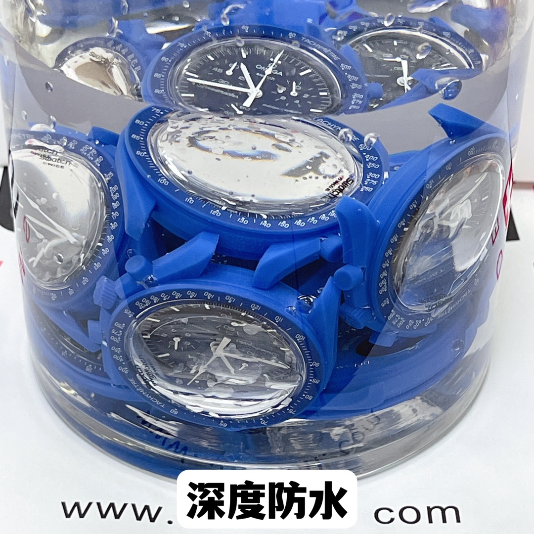 批💰90。
欧米茄swatch联名（一体壳）零瑕疵
款式10号 海王星款 深蓝色。性价比超高。认准细节品质！
SWATCH斯沃琪®️OMEGA欧米茄联名款
深海军蓝和黑色 VELCRO© 表带的色彩力量，是深色调爱好者不容错过的选择。为打造鲜明撞色，计时秒针、小表盘指针和测速刻度又以白色呈现。升级版
一体表壳官方一致
SWATCH AG 2021字样
表镜中央s标志官方一致
后盖12点电池官方一致
表带采用全包边工艺官方一致
保护膜一致 深度防水
零瑕疵 零售后。