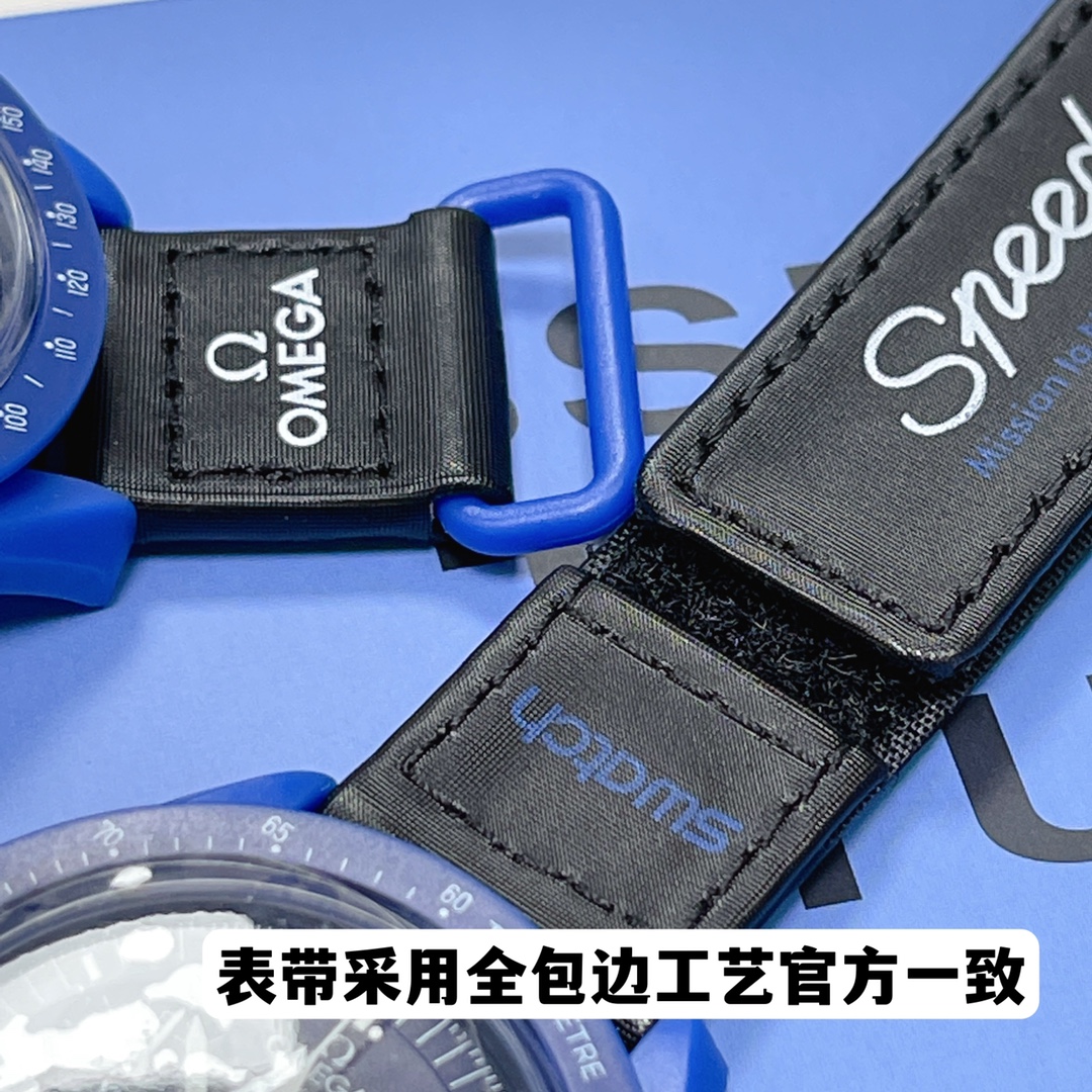 批💰90。
欧米茄swatch联名（一体壳）零瑕疵
款式10号 海王星款 深蓝色。性价比超高。认准细节品质！
SWATCH斯沃琪®️OMEGA欧米茄联名款
深海军蓝和黑色 VELCRO© 表带的色彩力量，是深色调爱好者不容错过的选择。为打造鲜明撞色，计时秒针、小表盘指针和测速刻度又以白色呈现。升级版
一体表壳官方一致
SWATCH AG 2021字样
表镜中央s标志官方一致
后盖12点电池官方一致
表带采用全包边工艺官方一致
保护膜一致 深度防水
零瑕疵 零售后。