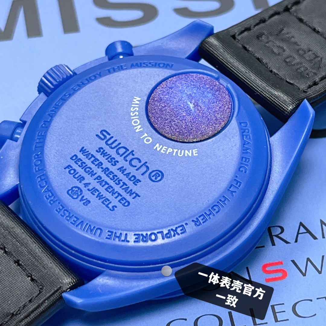 批💰90。
欧米茄swatch联名（一体壳）零瑕疵
款式10号 海王星款 深蓝色。性价比超高。认准细节品质！
SWATCH斯沃琪®️OMEGA欧米茄联名款
深海军蓝和黑色 VELCRO© 表带的色彩力量，是深色调爱好者不容错过的选择。为打造鲜明撞色，计时秒针、小表盘指针和测速刻度又以白色呈现。升级版
一体表壳官方一致
SWATCH AG 2021字样
表镜中央s标志官方一致
后盖12点电池官方一致
表带采用全包边工艺官方一致
保护膜一致 深度防水
零瑕疵 零售后。