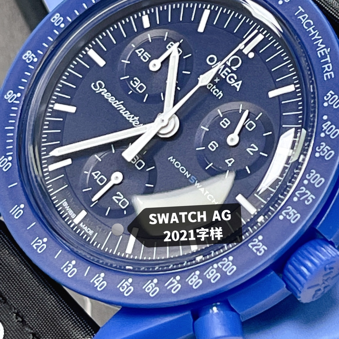 批💰90。
欧米茄swatch联名（一体壳）零瑕疵
款式10号 海王星款 深蓝色。性价比超高。认准细节品质！
SWATCH斯沃琪®️OMEGA欧米茄联名款
深海军蓝和黑色 VELCRO© 表带的色彩力量，是深色调爱好者不容错过的选择。为打造鲜明撞色，计时秒针、小表盘指针和测速刻度又以白色呈现。升级版
一体表壳官方一致
SWATCH AG 2021字样
表镜中央s标志官方一致
后盖12点电池官方一致
表带采用全包边工艺官方一致
保护膜一致 深度防水
零瑕疵 零售后。