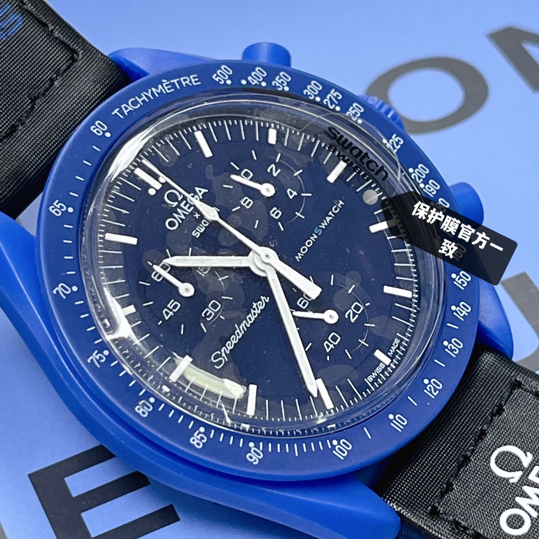 批💰90。
欧米茄swatch联名（一体壳）零瑕疵
款式10号 海王星款 深蓝色。性价比超高。认准细节品质！
SWATCH斯沃琪®️OMEGA欧米茄联名款
深海军蓝和黑色 VELCRO© 表带的色彩力量，是深色调爱好者不容错过的选择。为打造鲜明撞色，计时秒针、小表盘指针和测速刻度又以白色呈现。升级版
一体表壳官方一致
SWATCH AG 2021字样
表镜中央s标志官方一致
后盖12点电池官方一致
表带采用全包边工艺官方一致
保护膜一致 深度防水
零瑕疵 零售后。