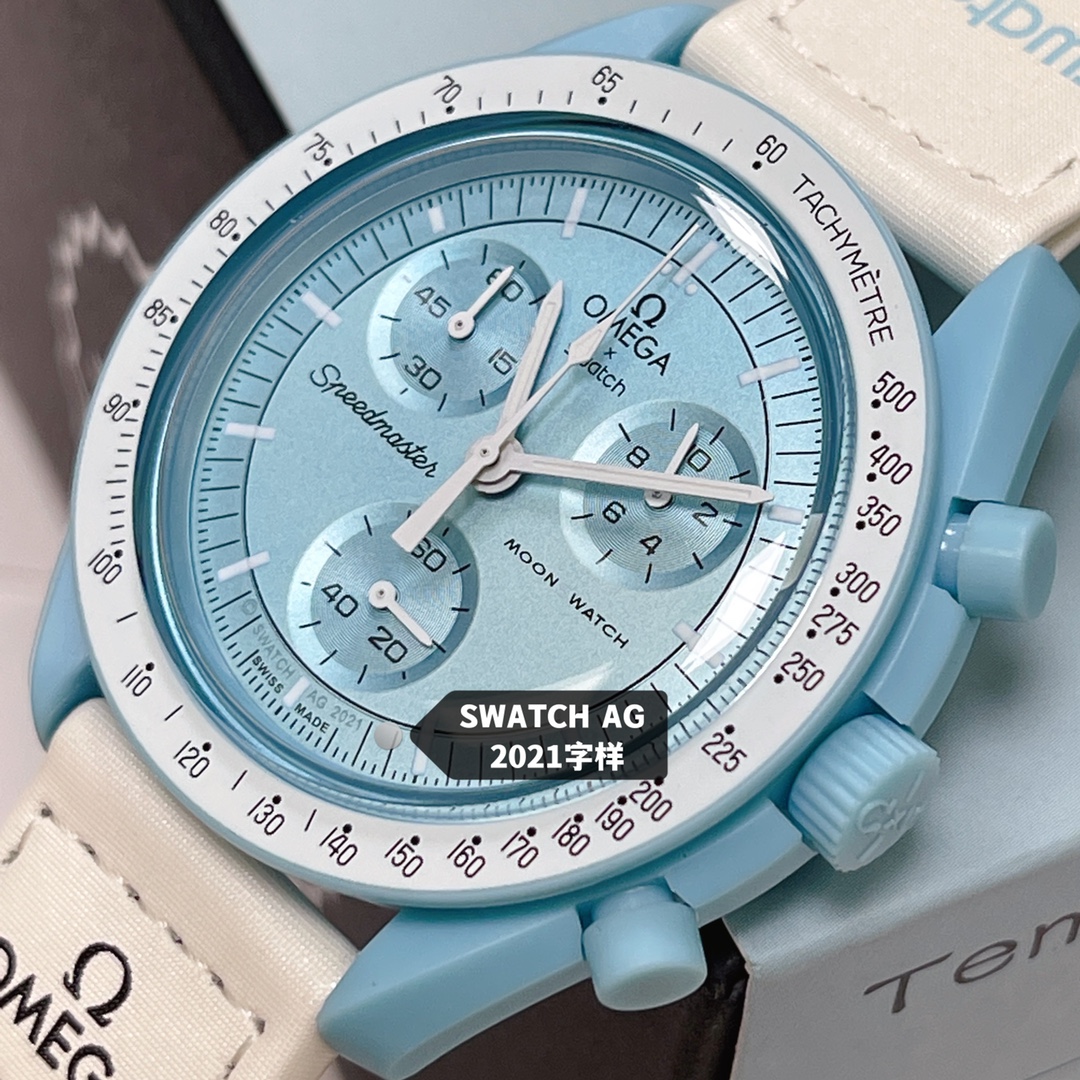 批💰90。
欧米茄swatch联名 （一体壳）零瑕疵
款式9号 天王星款 蒂芙尼蓝色。性价比超高。认准细节品质！
SWATCH斯沃琪®️OMEGA欧米茄联名款 柔和的空气蓝与明亮白色 VELCRO© 表带相得益彰。
升级版
一体表壳官方一致
SWATCH AG 2021字样
表镜中央s标志官方一致
后盖12点电池官方一致
表带采用全包边工艺官方一致
保护膜一致 深度防水
零瑕疵 零售后。